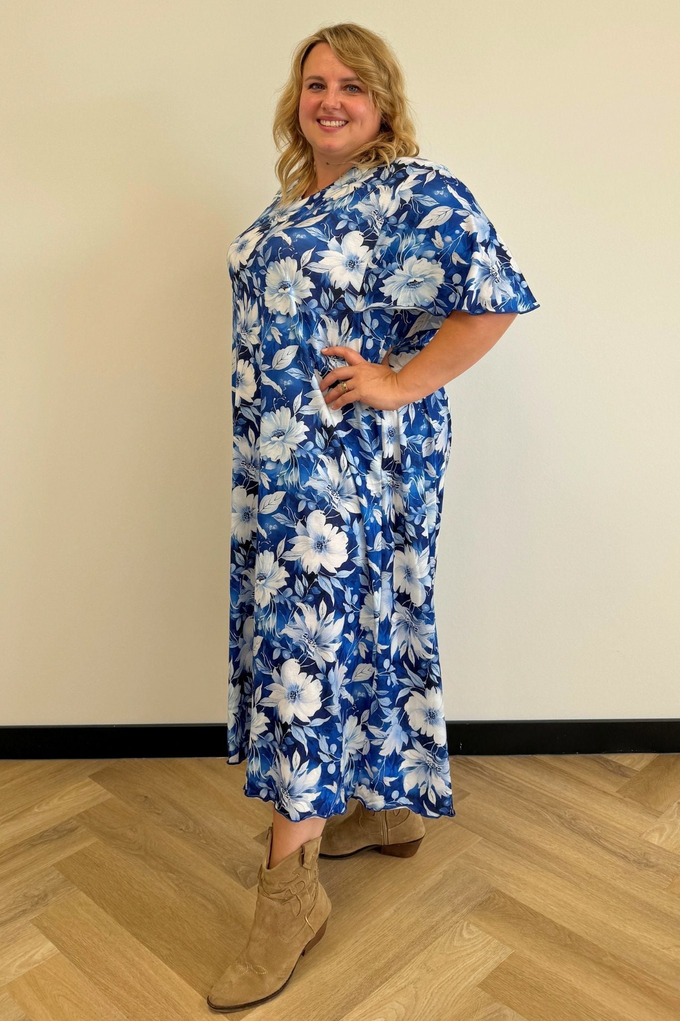 Maxi Jurk Karin 135cm | Kobalt Flower Muse | Vlindermouw | Viscose