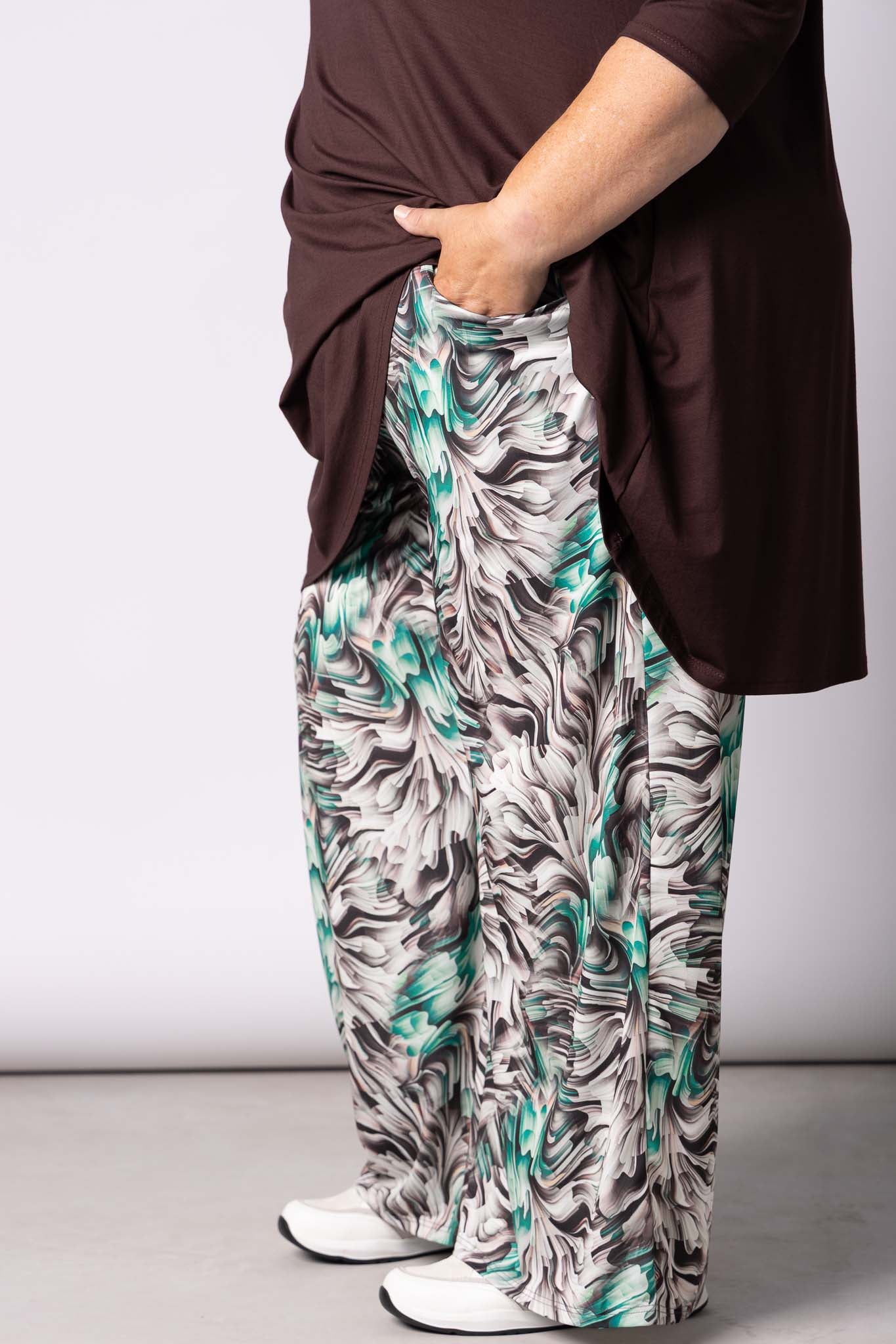 Wijde Broek Judith met Zakken | Espresso Breeze | Travelstof | binnenbeenlengte 74cm