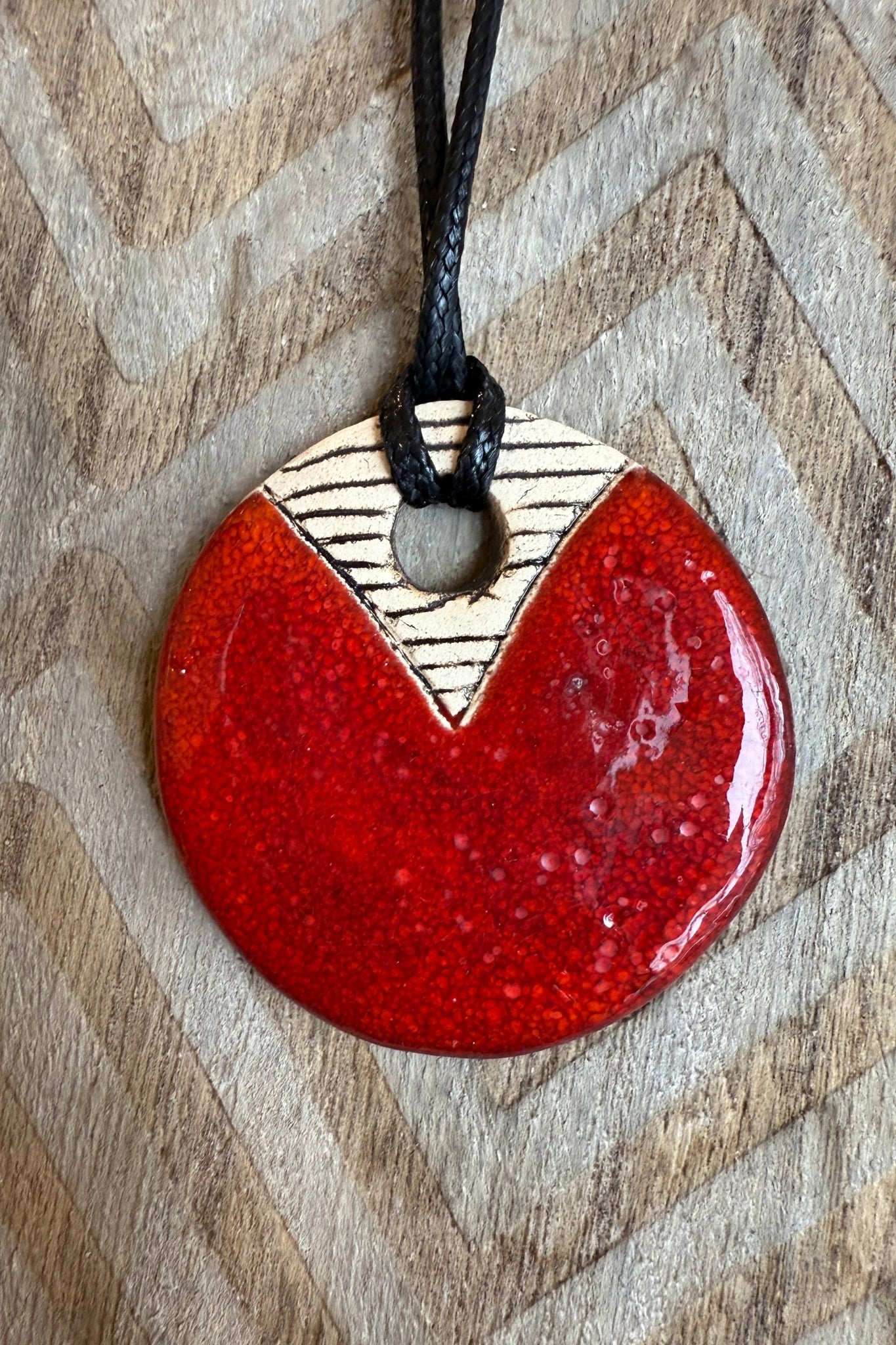 Ketting keramiek rond rood