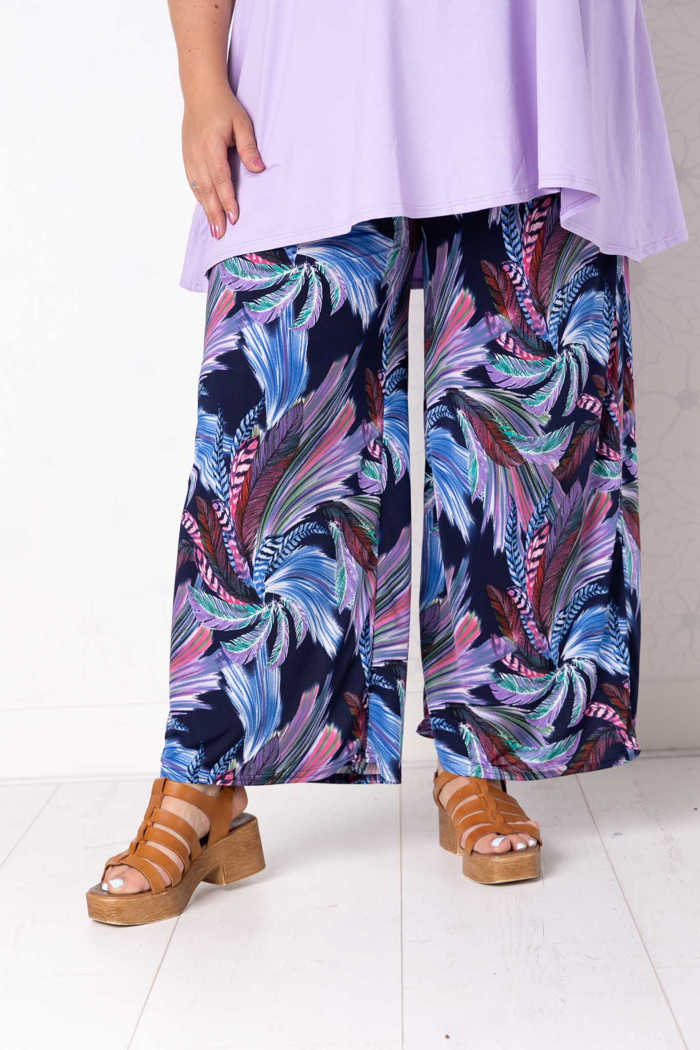 Wijde broek Judith – abstracte veren paars – Venecia travelstof – binnenbeenlengte ca. 69/72 cm