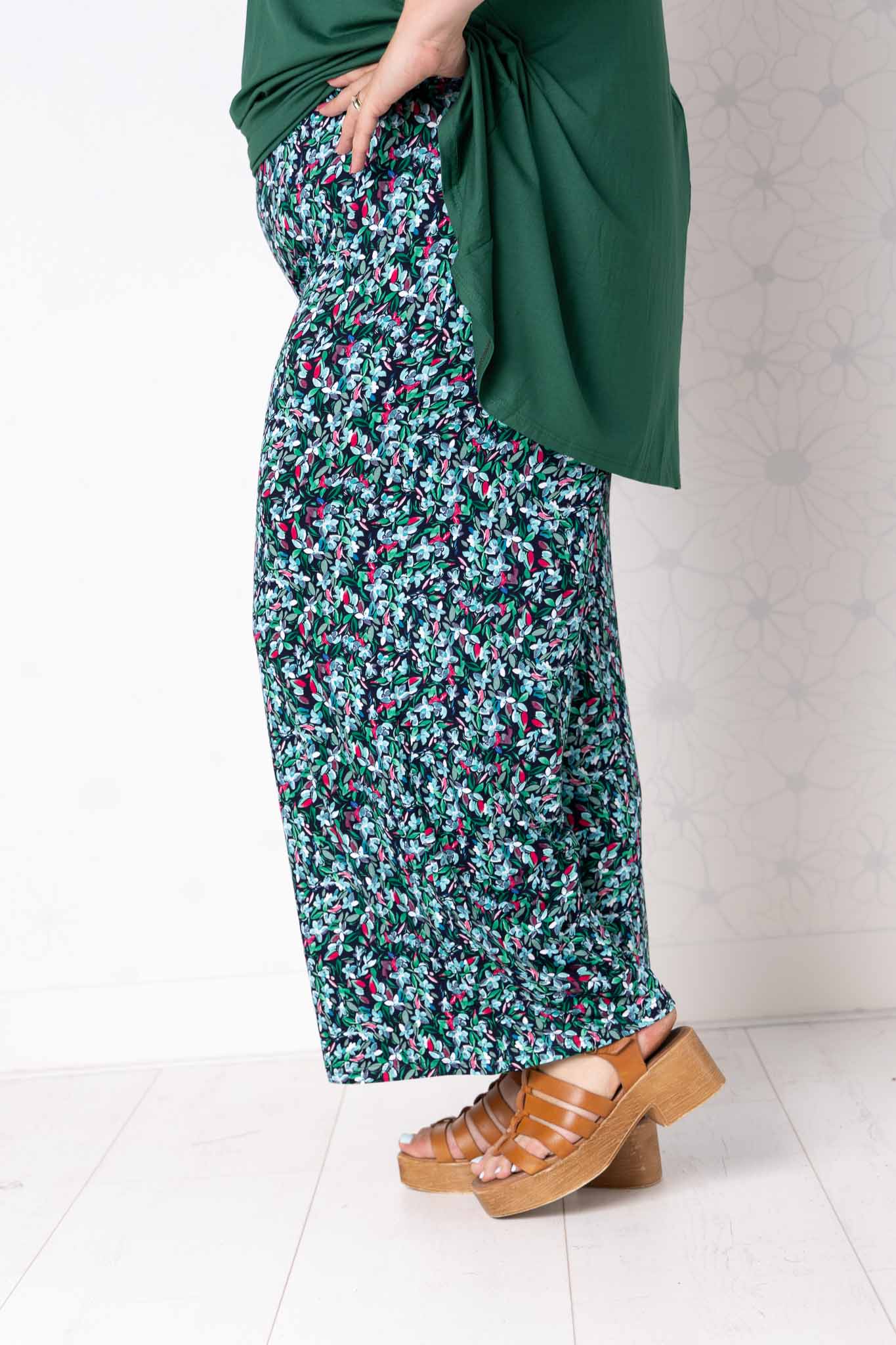 Wijde broek Judith –bloemen blaadjes turquoise groen fuchsia – viscose – binnenbeenlengte ca. 69/72 cm