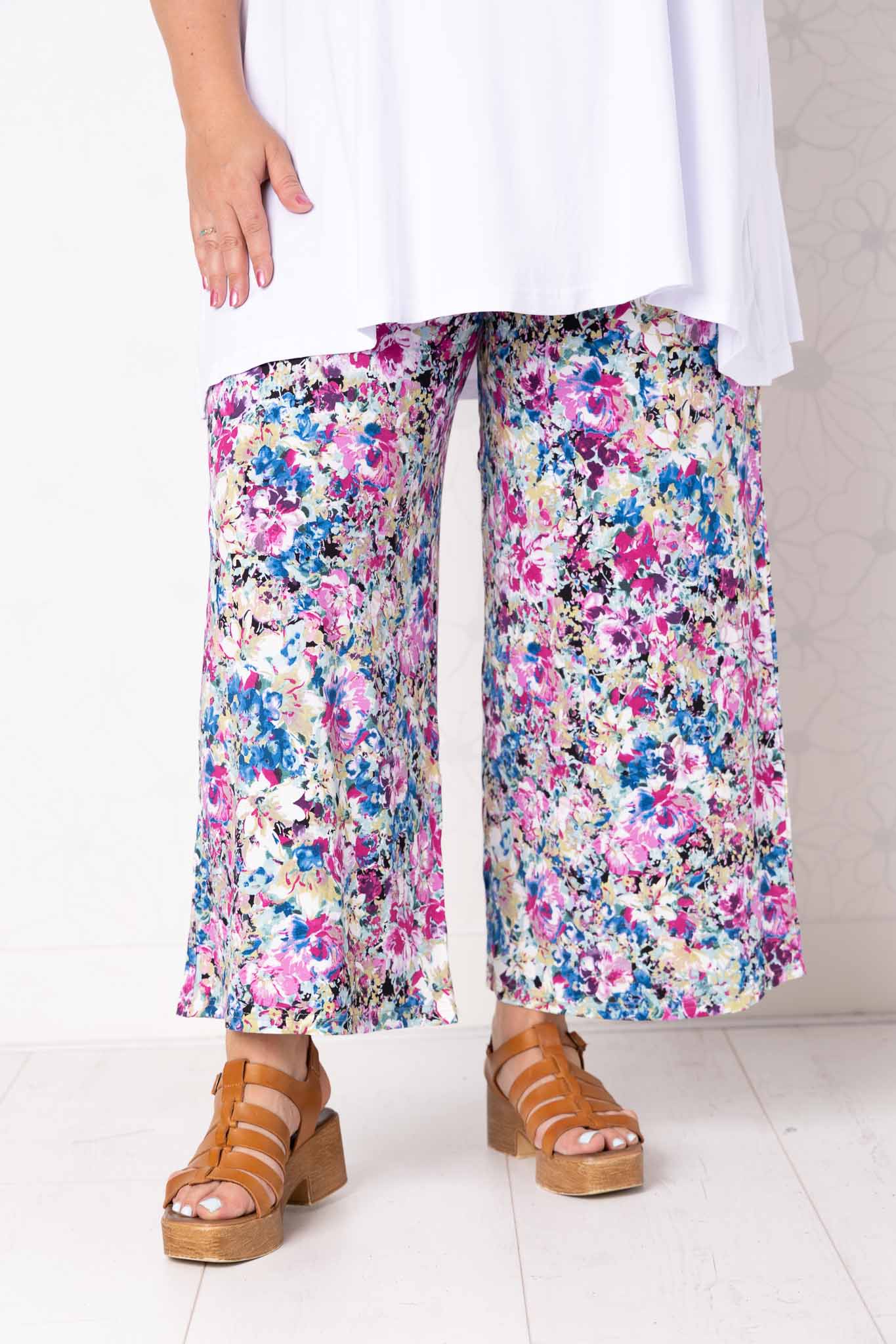 Wijde broek Judith – bloemenprint roze kobalt – viscose – binnenbeenlengte ca. 69/72 cm