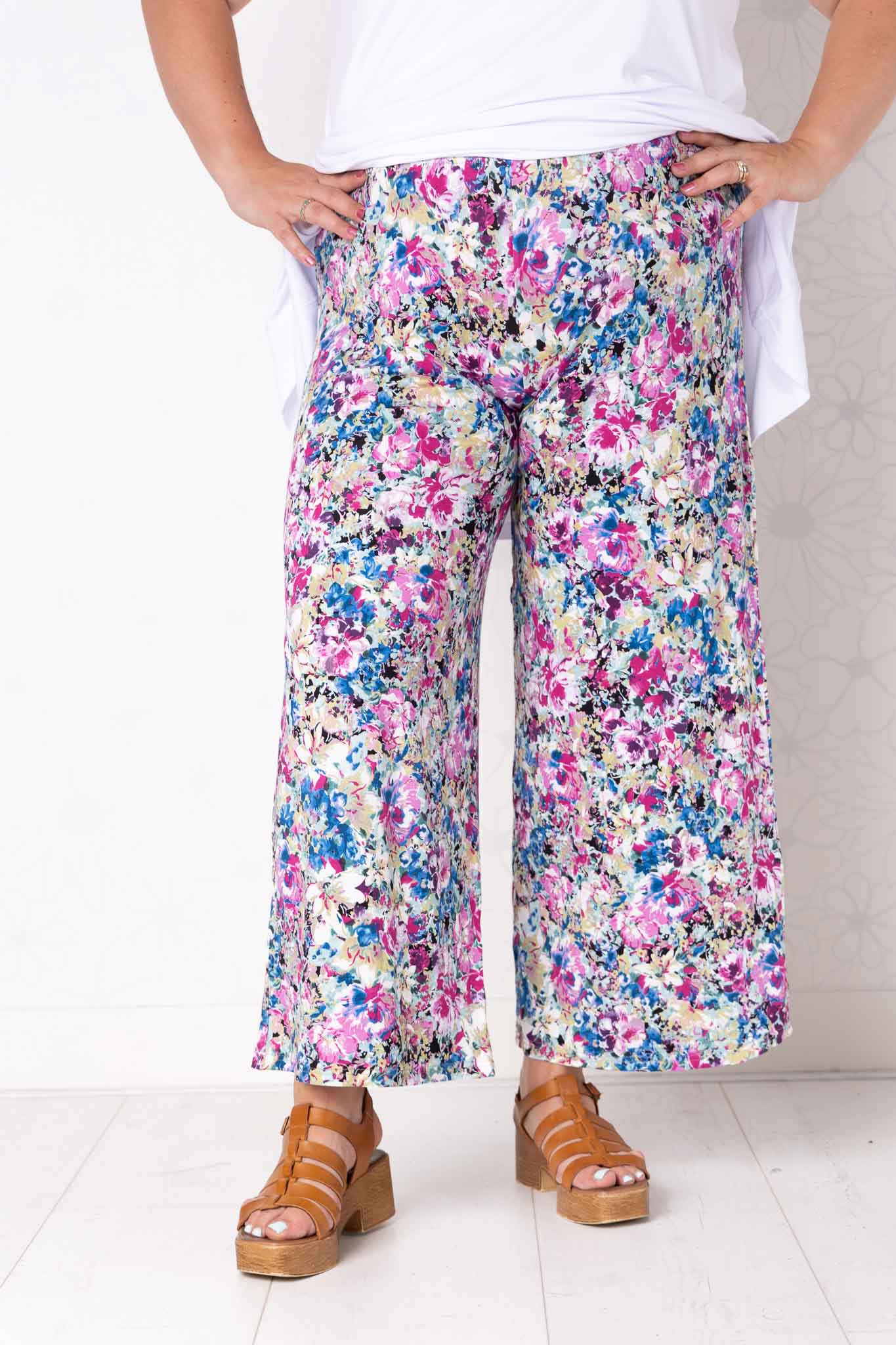 Wijde broek Judith – bloemenprint roze kobalt – viscose – binnenbeenlengte ca. 69/72 cm