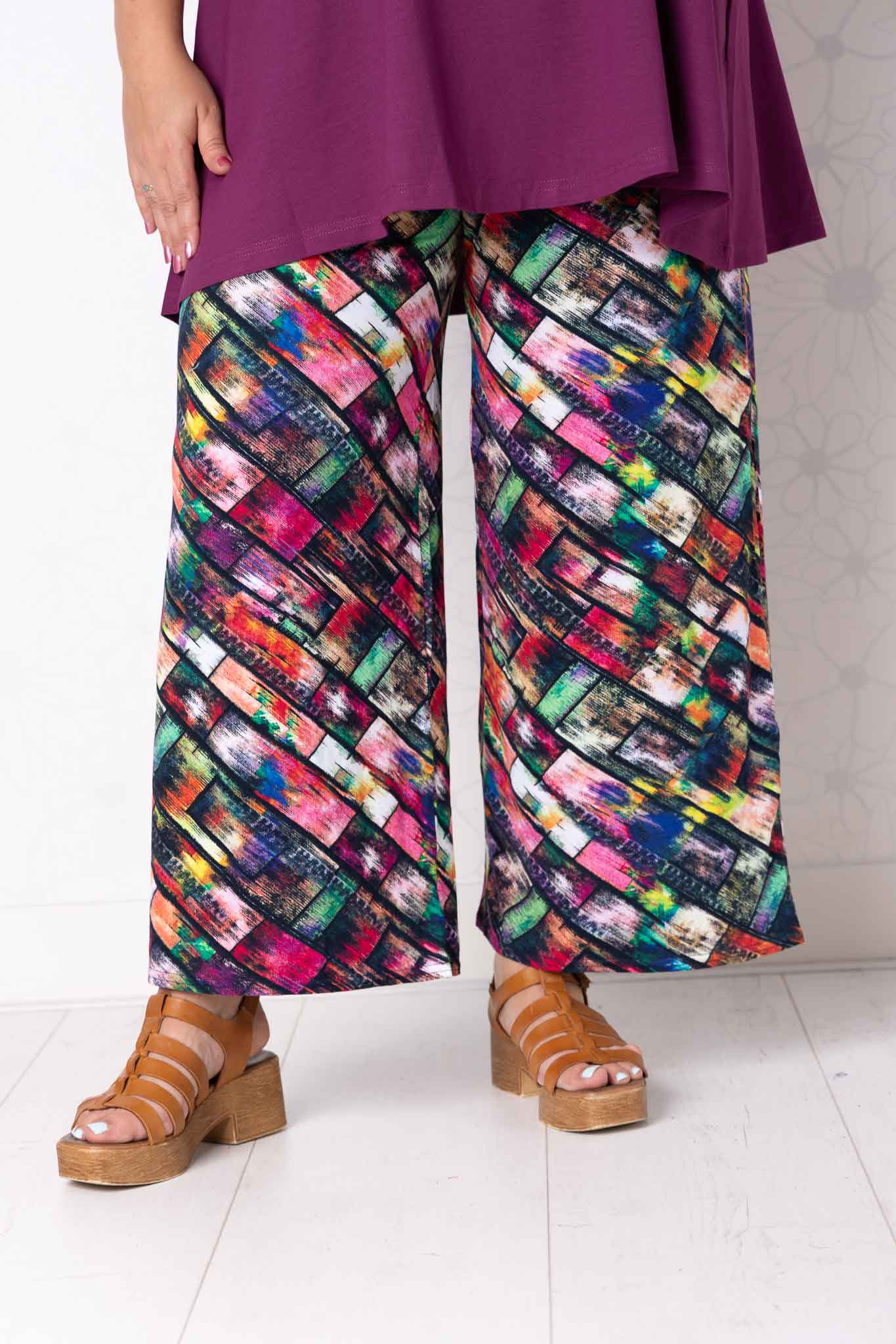 Wijde broek Judith – blokjes fleurig viscose – binnenbeenlengte ca. 69/72 cm