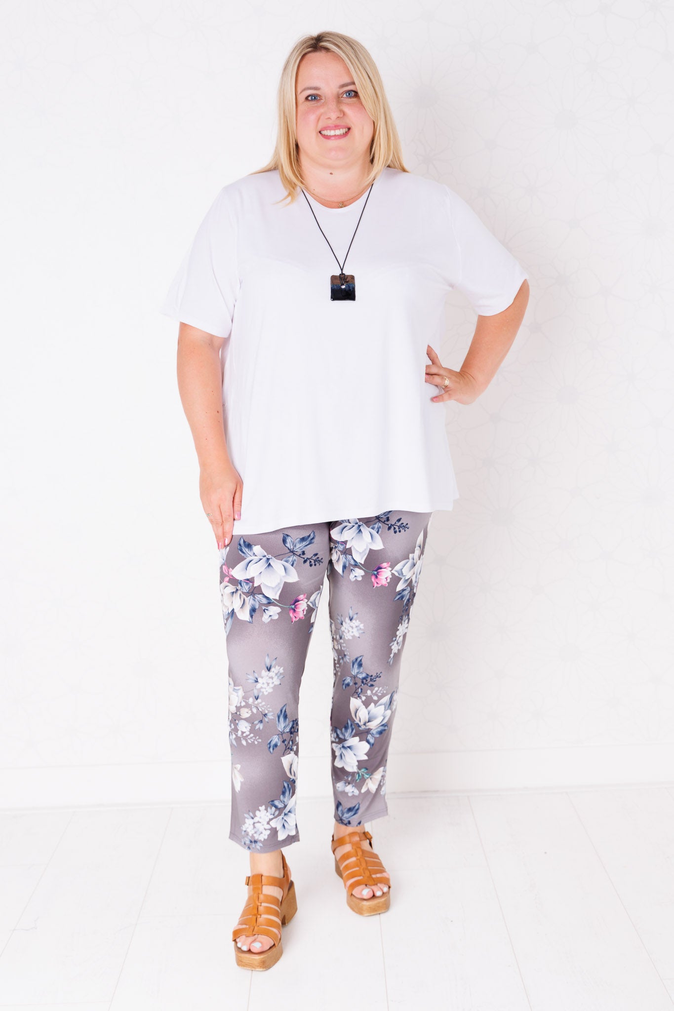 Zomerbroek smalle pijpen- bloemen wit grijs blauw-travelstof-binnenbeenlengte ca 70-73
