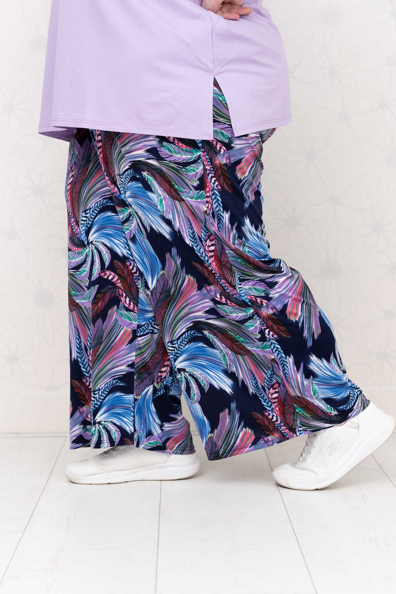 Wijde broek Judith – abstracte veren paars – Venecia travelstof – binnenbeenlengte ca. 69/72 cm