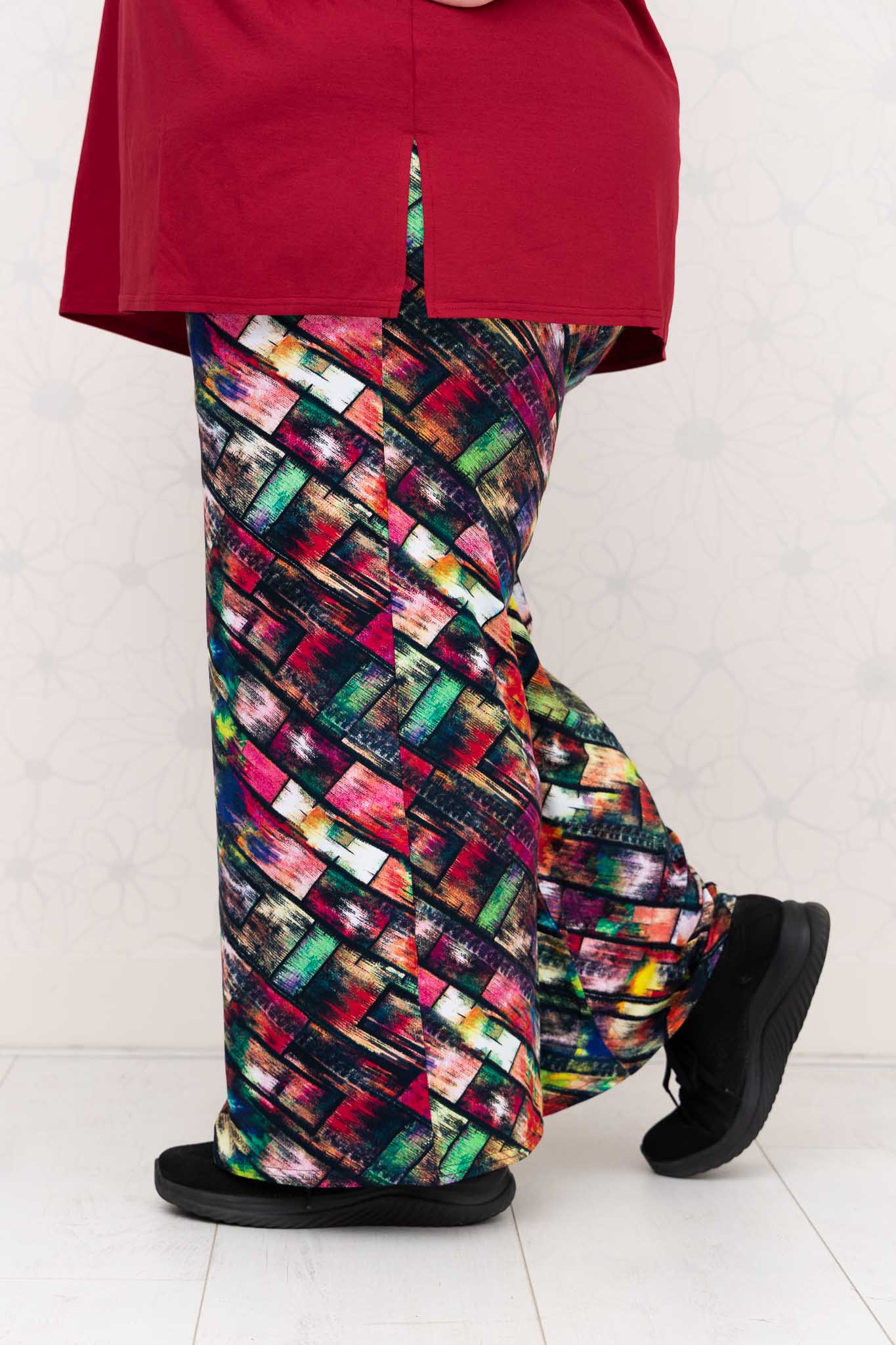 Wijde broek Judith – blokjes fleurig viscose – binnenbeenlengte ca. 69/72 cm