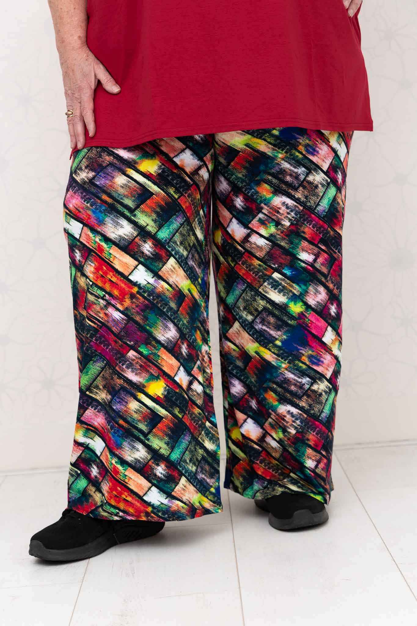 Wijde broek Judith – blokjes fleurig viscose – binnenbeenlengte ca. 69/72 cm
