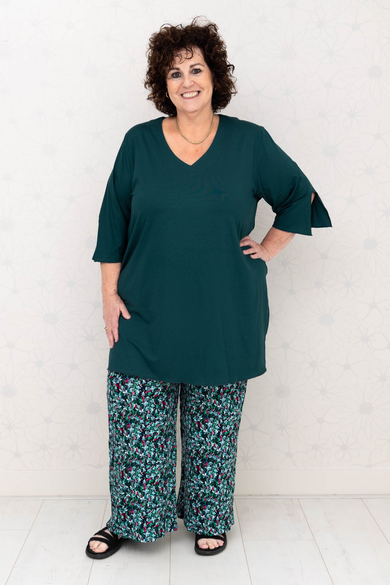 Wijde broek Judith –bloemen blaadjes turquoise groen fuchsia – viscose – binnenbeenlengte ca. 69/72 cm