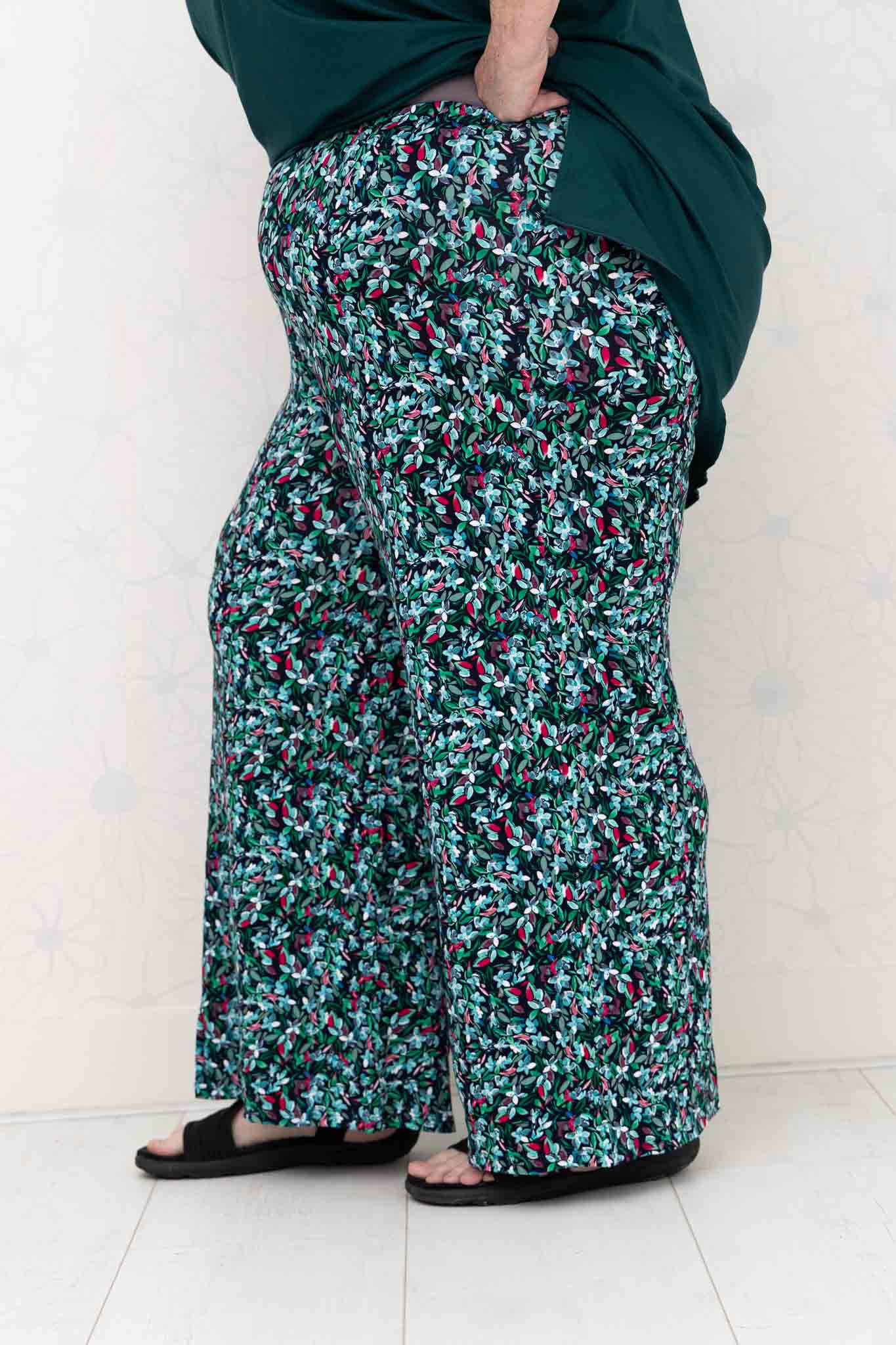 Wijde broek Judith –bloemen blaadjes turquoise groen fuchsia – viscose – binnenbeenlengte ca. 69/72 cm