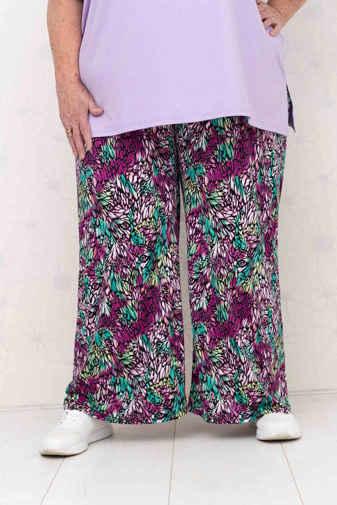 Wijde broek Judith – blaadjes paars – Venecia travelstof – binnenbeenlengte ca. 69/72 cm