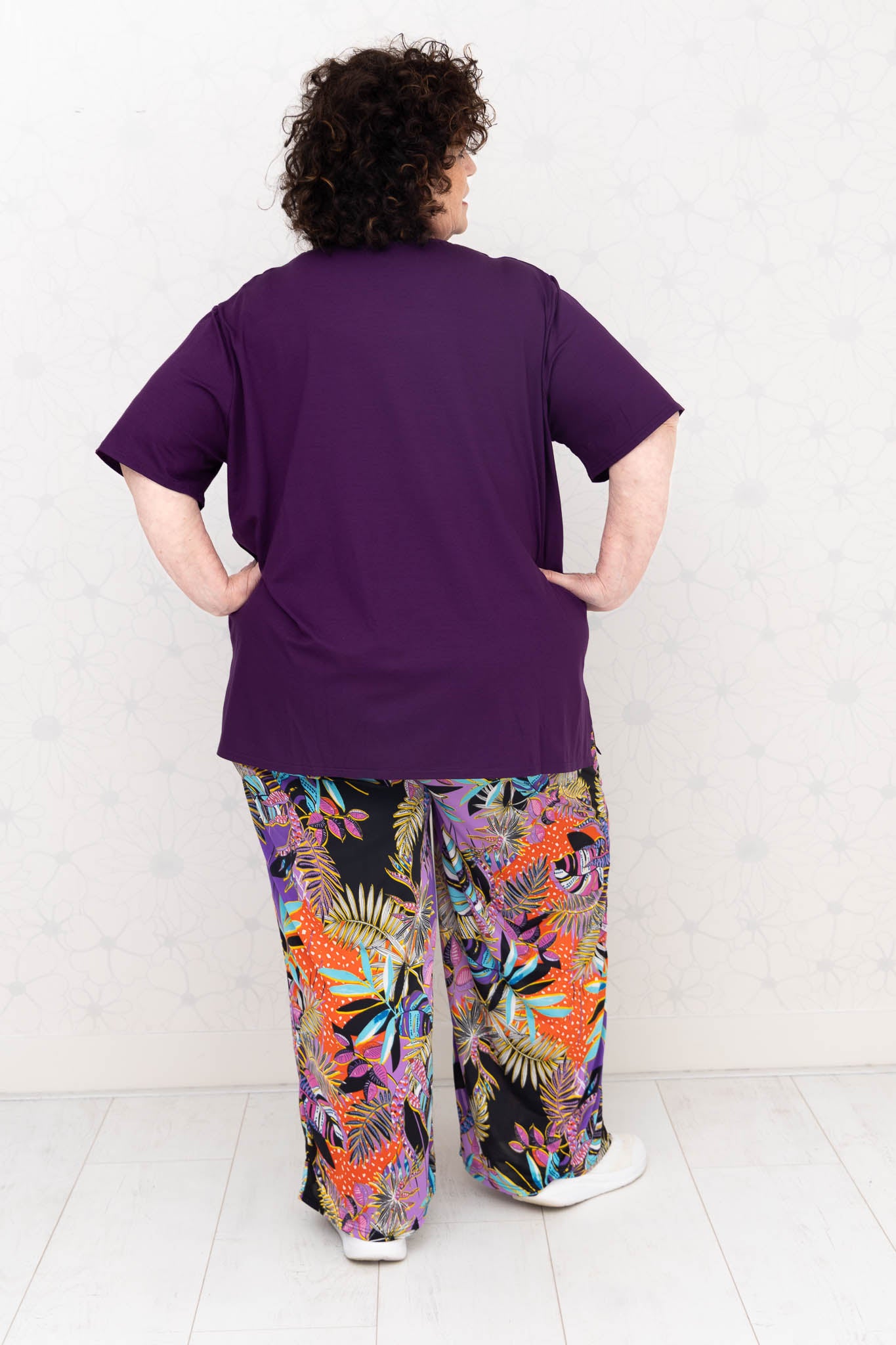 Wijde broek Judith – paars oranje zwart – Venecia travelstof – binnenbeenlengte ca. 69/72 cm