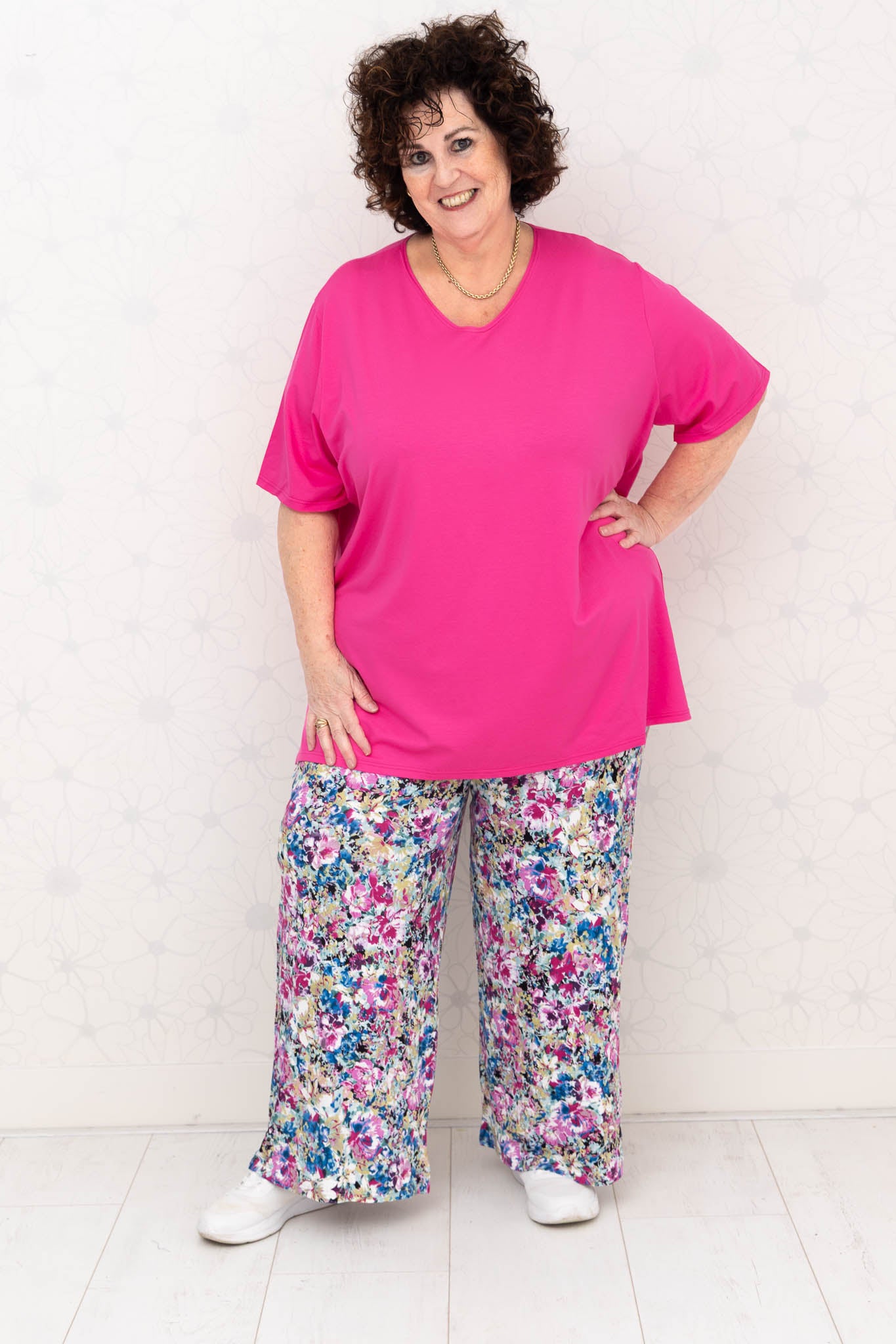 Wijde broek Judith – bloemenprint roze kobalt – viscose – binnenbeenlengte ca. 69/72 cm