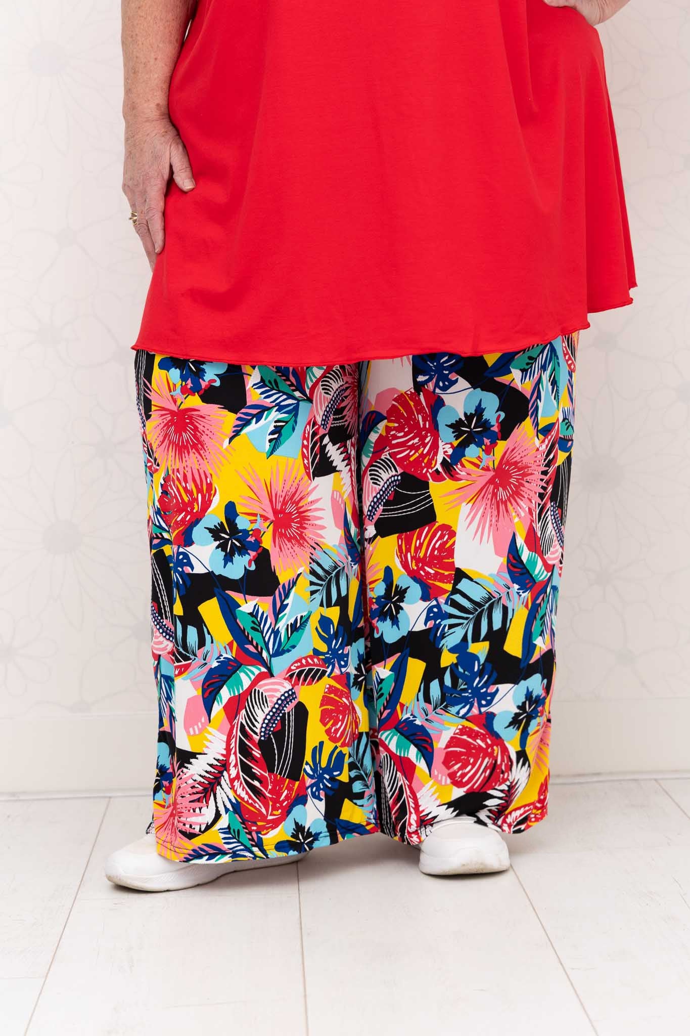 Wijde broek Judith – turquoise rood – Venecia travelstof – binnenbeenlengte ca. 69/72 cm