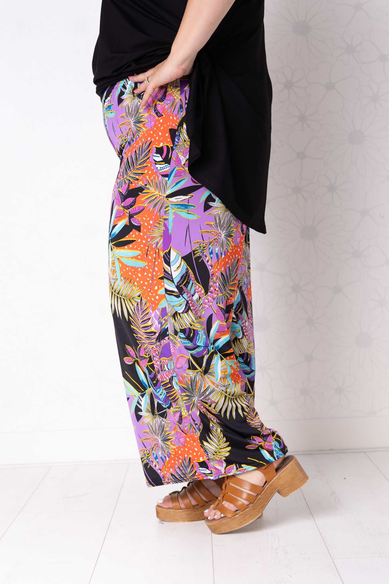 Wijde broek Judith – paars oranje zwart – Venecia travelstof – binnenbeenlengte ca. 69/72 cm