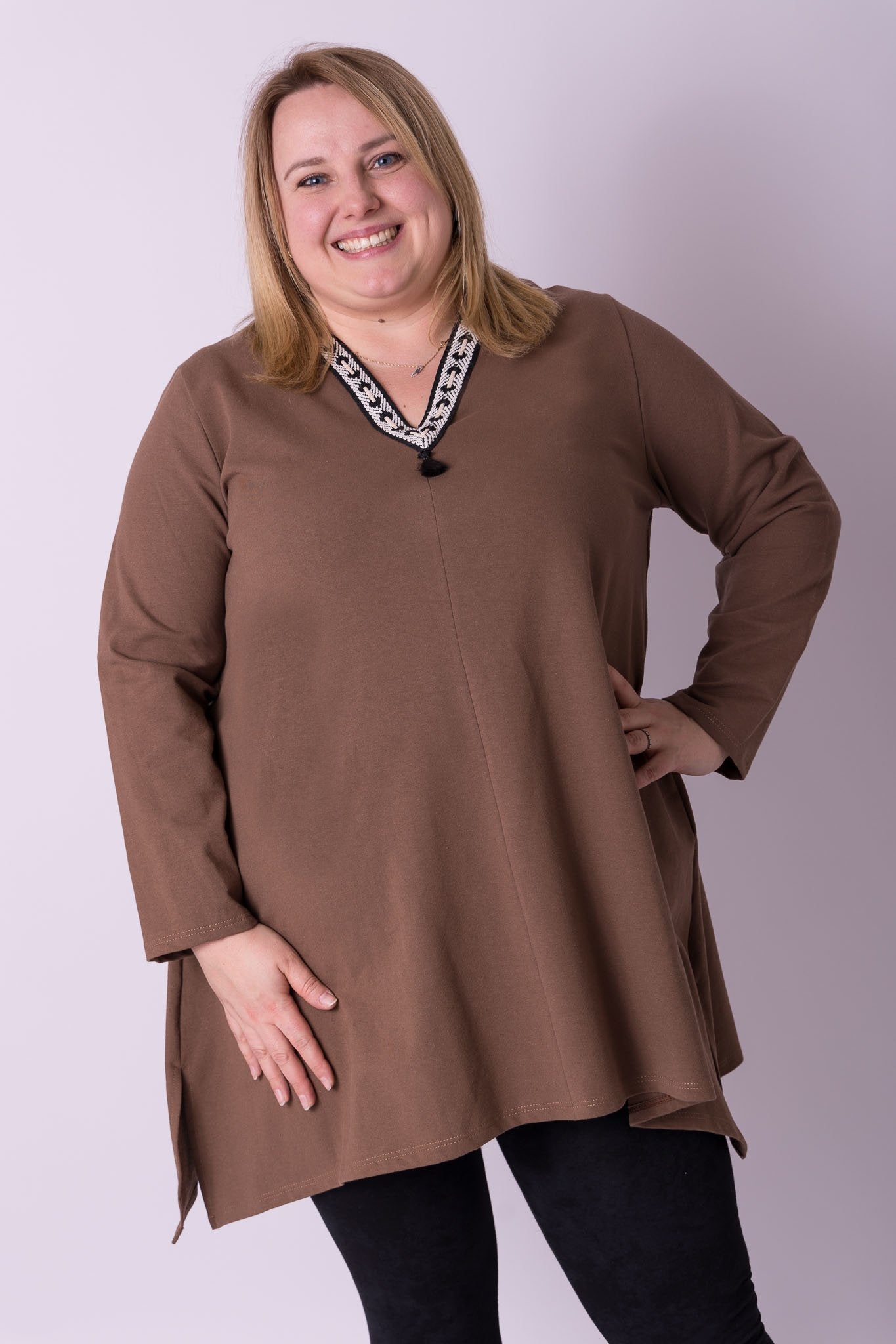 Lange tuniek met leuke V-hals met versierde bies maat maat 48-52