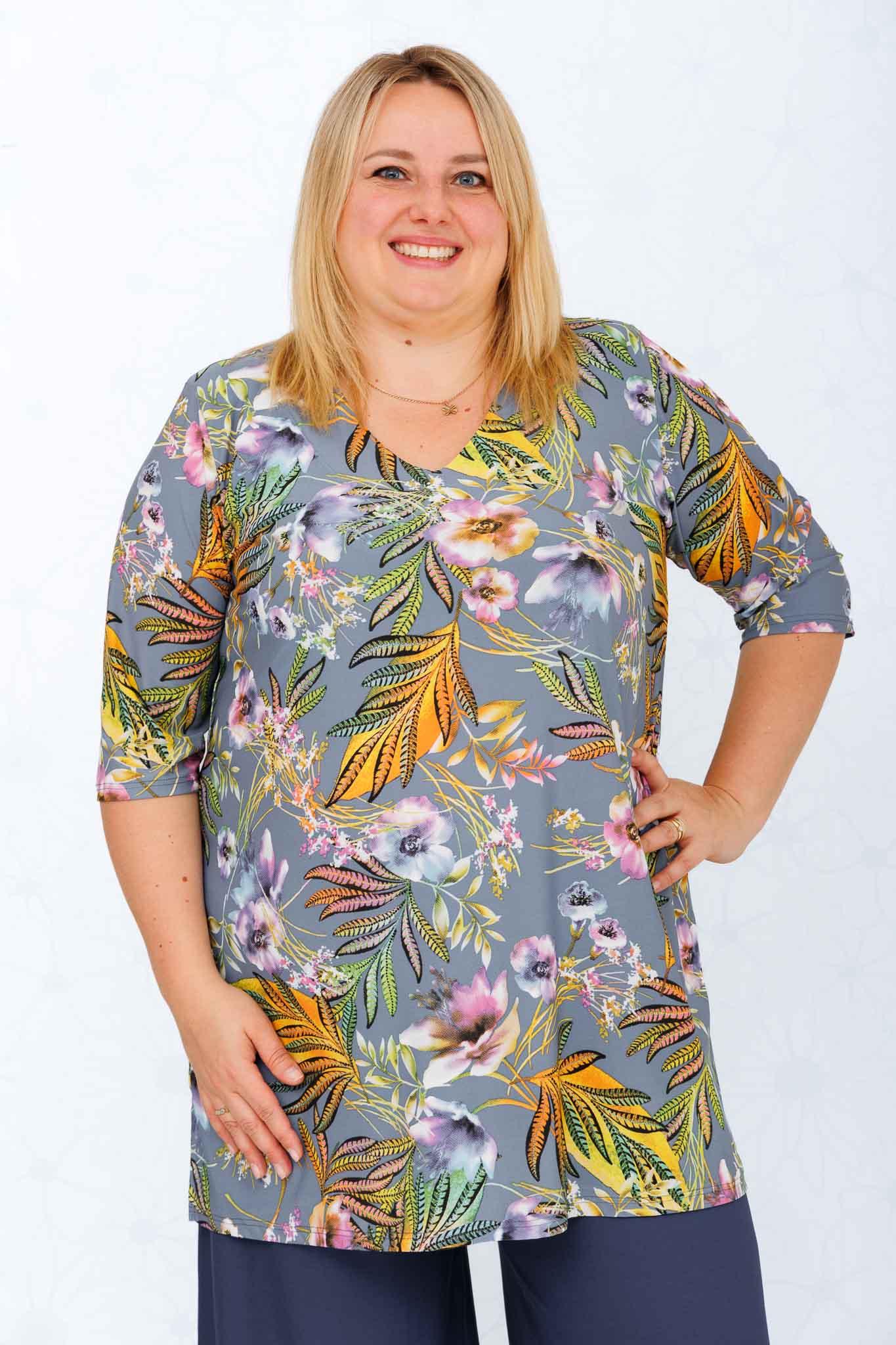 Top Erna – Bloemen op Grijs-Blauw | ITY Travelstof | ca. 90 cm
