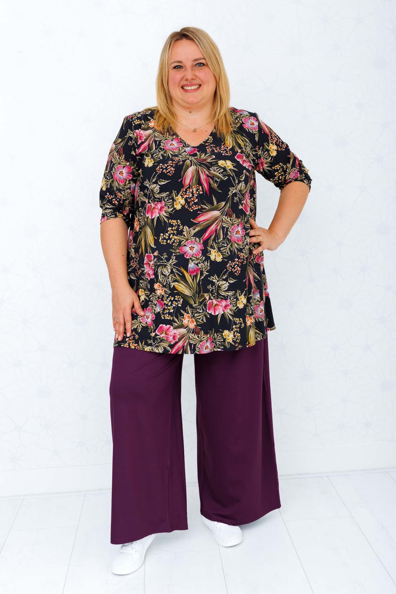 Top Erna – Roze Bloemen op Donkerblauw | ITY Travelstof | ca. 90 cm