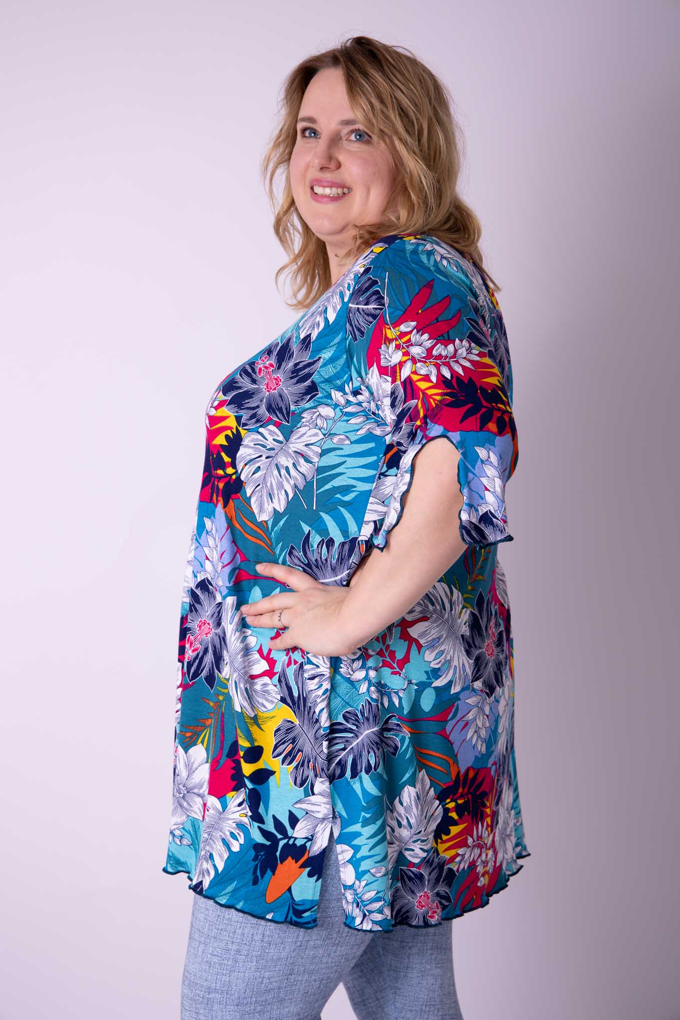 Top Erna driekwart mouwen turquoise bladeren en bloemen viscose 90 cm