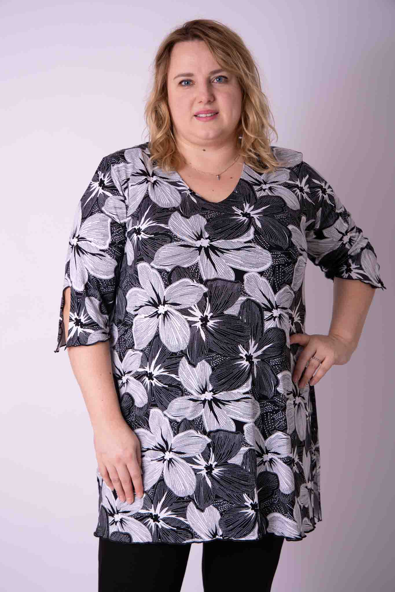 Top Erna driekwart mouwen zwart wit bloemen viscose 90 cm