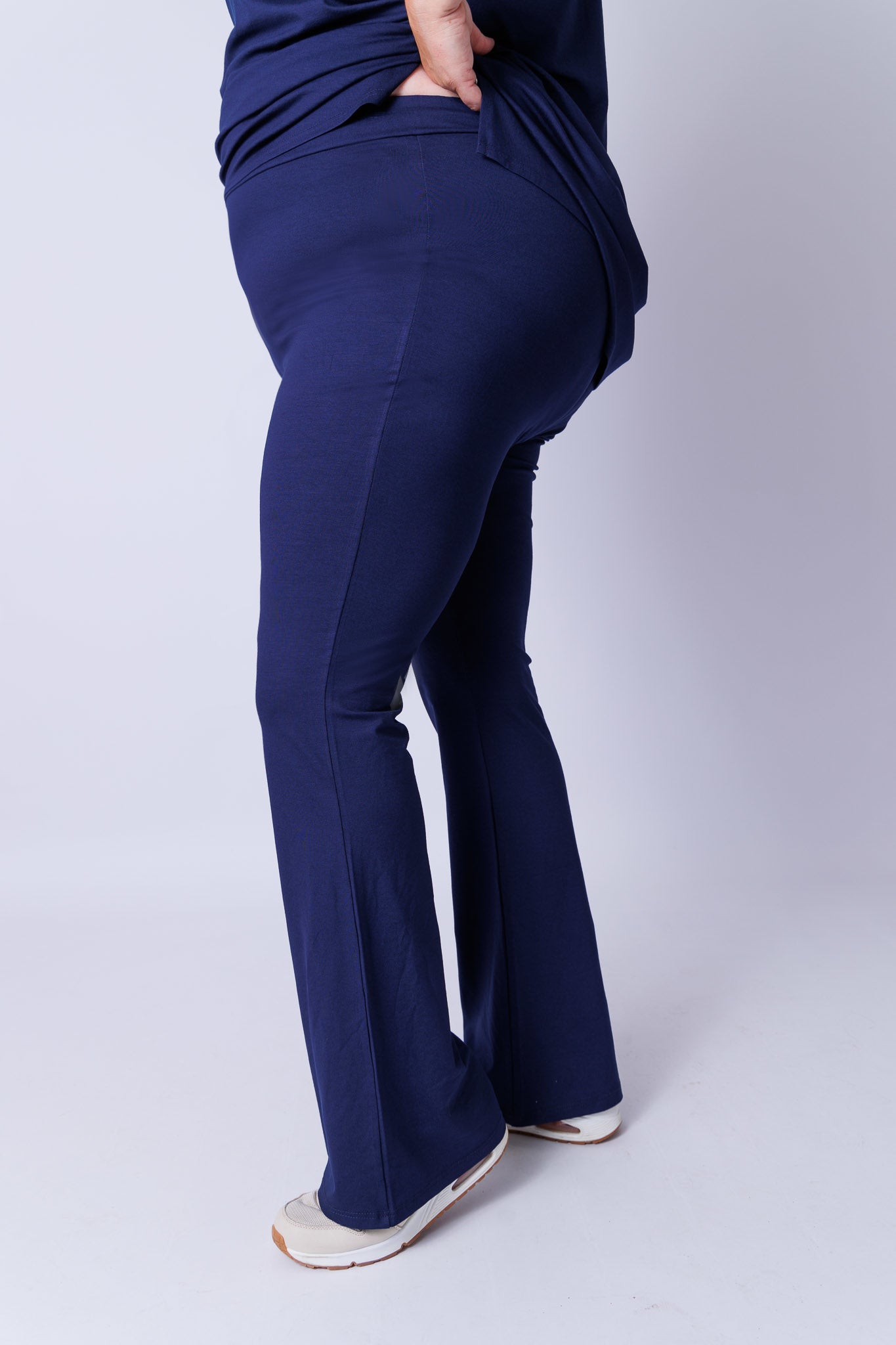 Flared legging viscose binnenbeenlengte ca 80 cm t/m maten 56-64