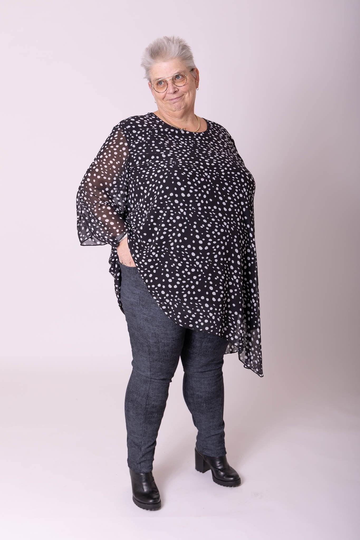 Tuniek Lotte asymmetrisch witte stippen op zwart chiffon
