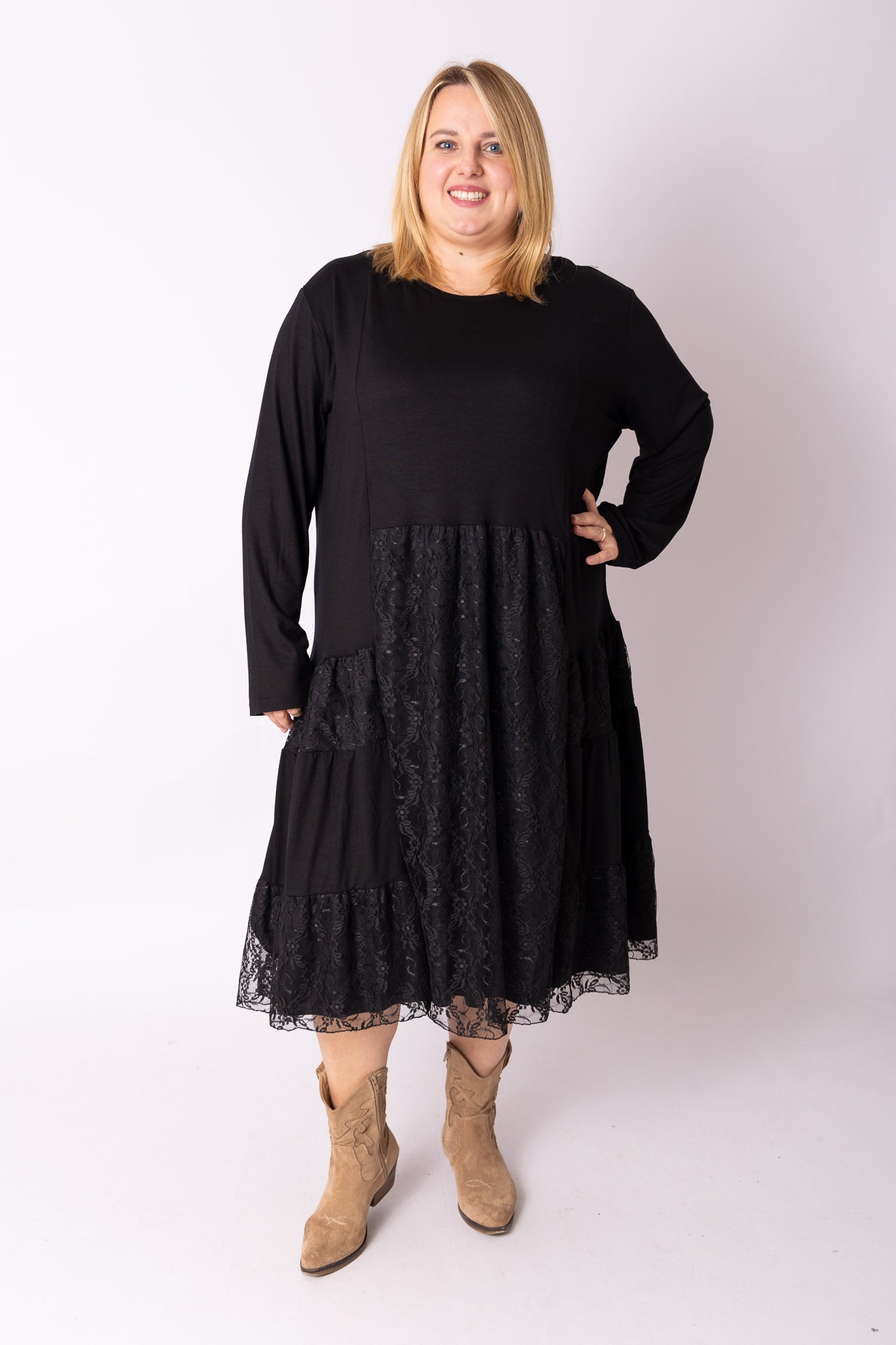 Jurk Hennie zwart met kant lengte ca 115 cm maat 54-58