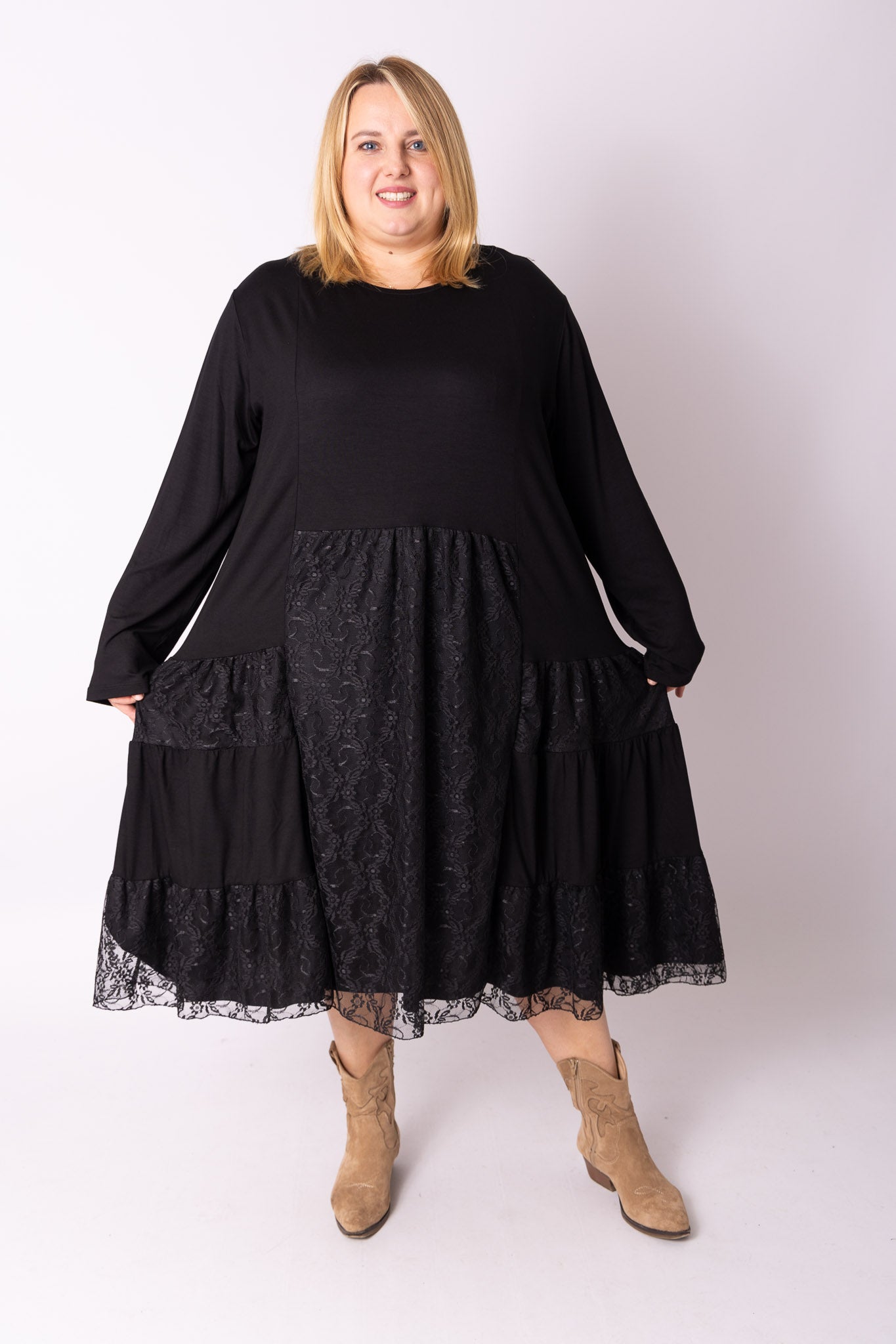Jurk Hennie zwart met kant lengte ca 115 cm maat 54-58