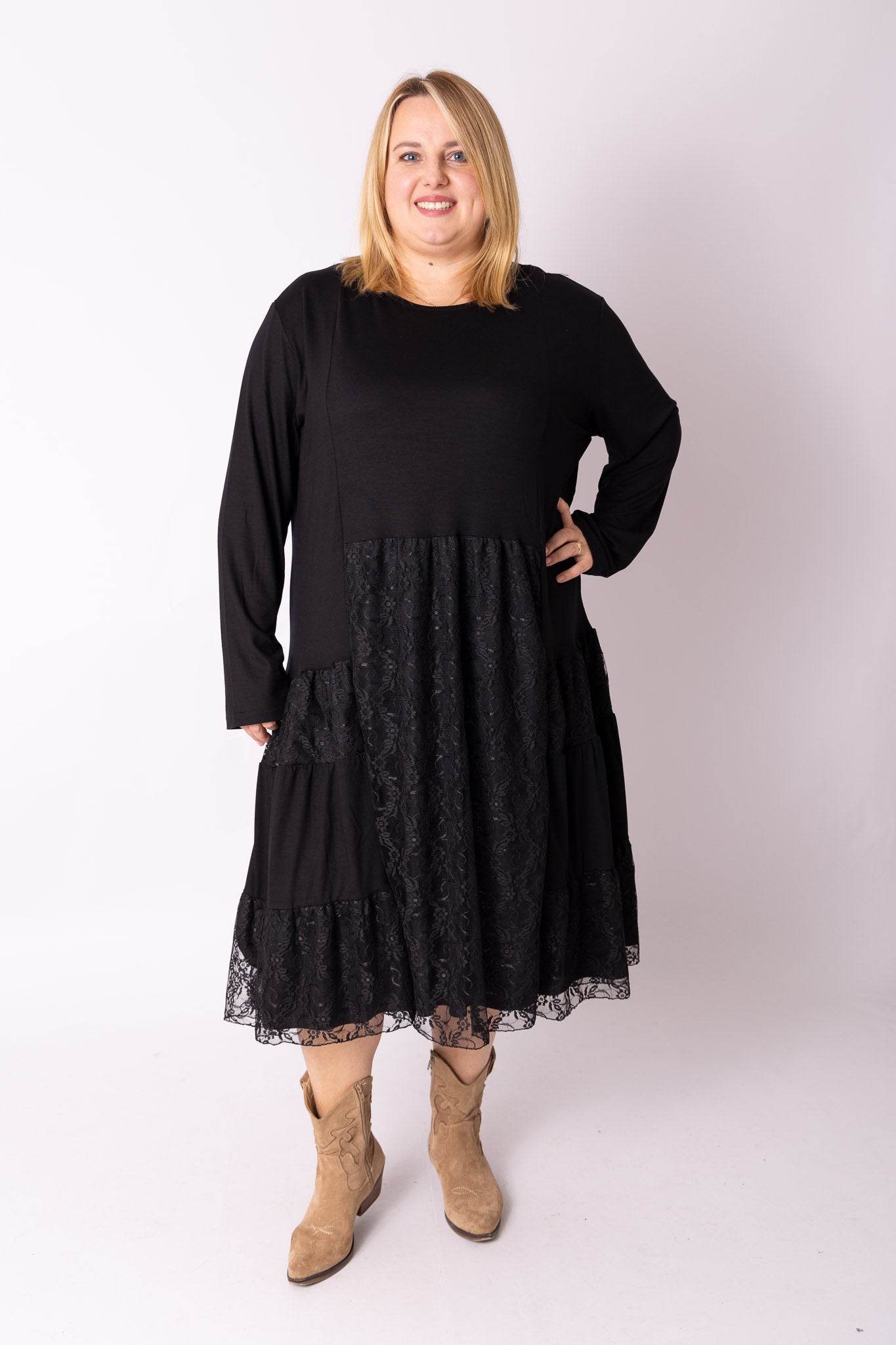 Jurk Hennie zwart met kant lengte ca 115 cm maat 54-58