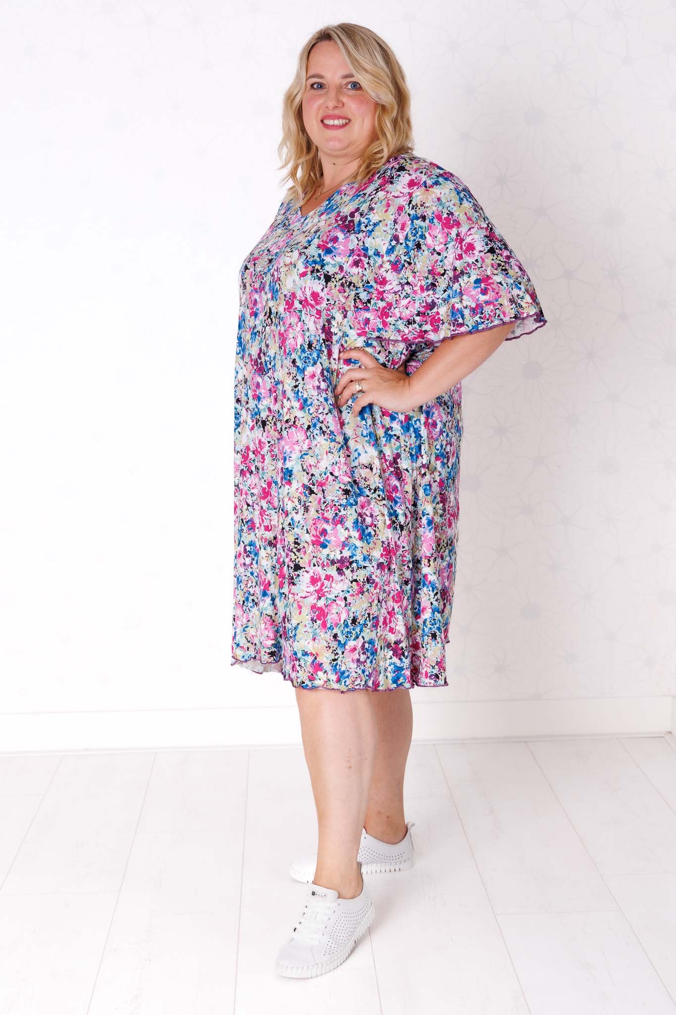 Jurk Karin- Roze/Blauwe- bloemen-viscose 110 cm maten 54-62