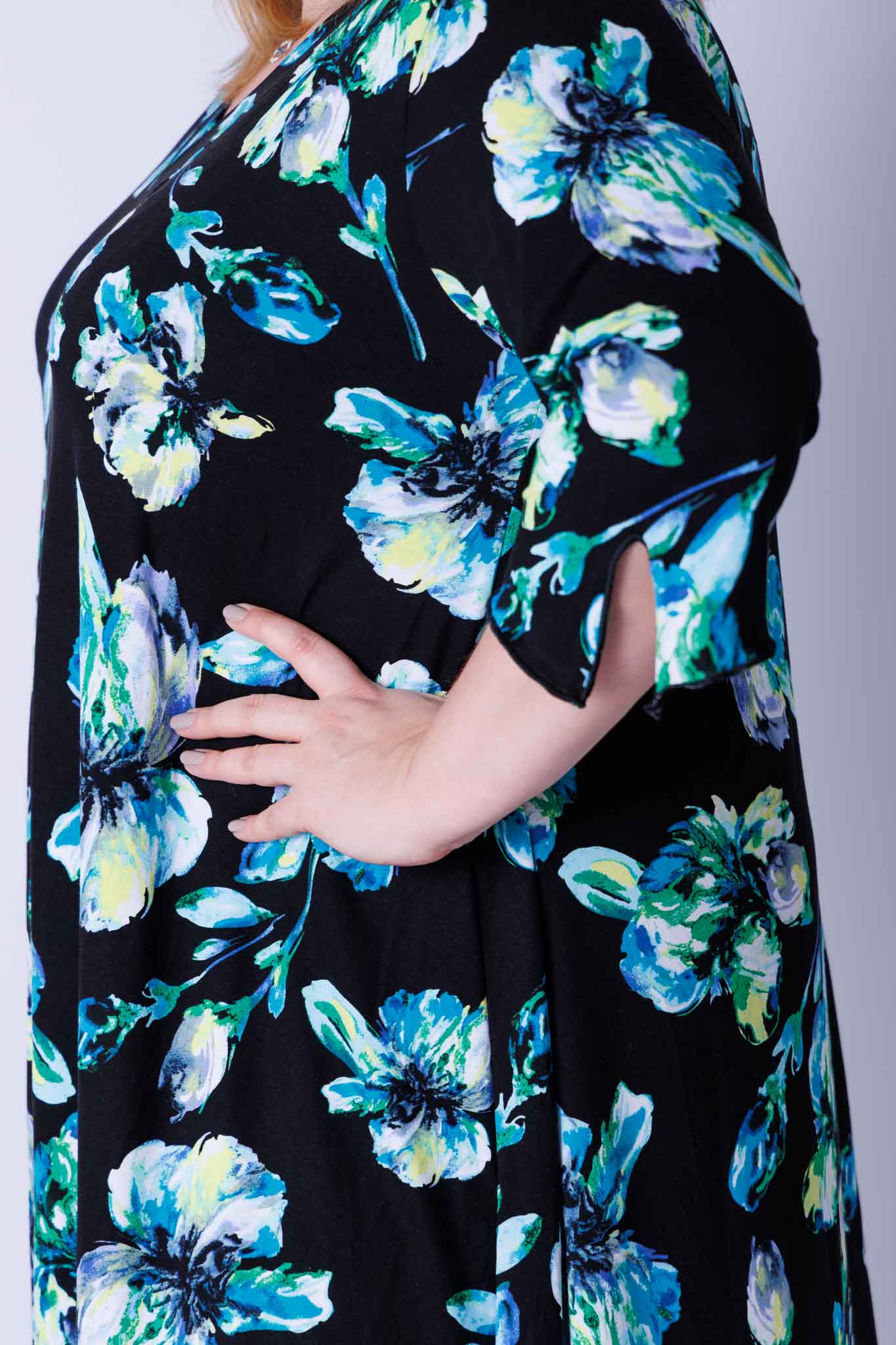 Jurk Linda viscose zwart blauwe bloemen105 cm lang
