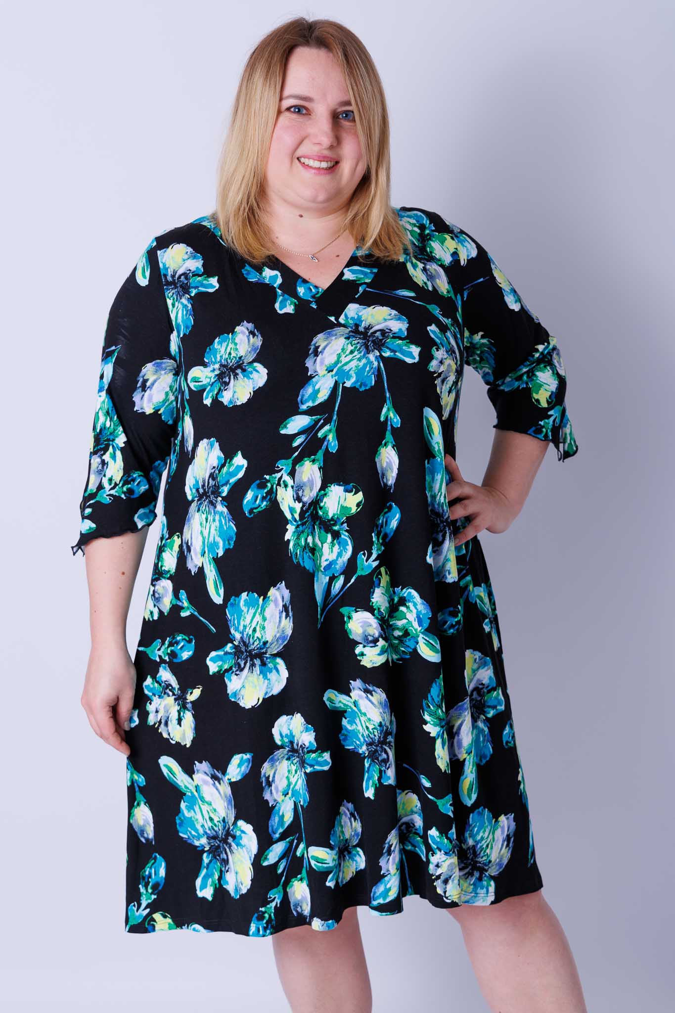 Jurk Linda viscose zwart blauwe bloemen105 cm lang
