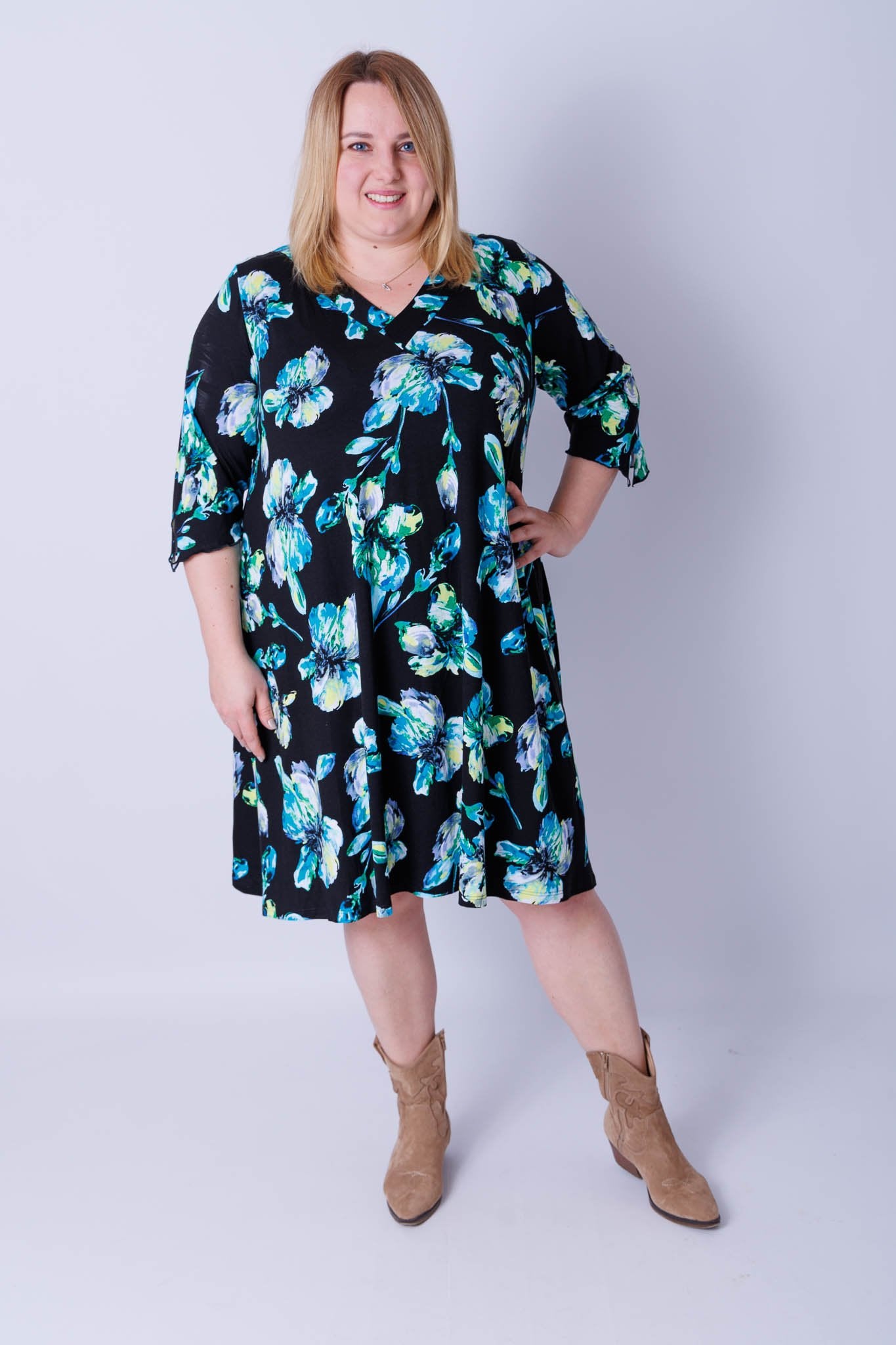 Jurk Linda viscose zwart blauwe bloemen105 cm lang