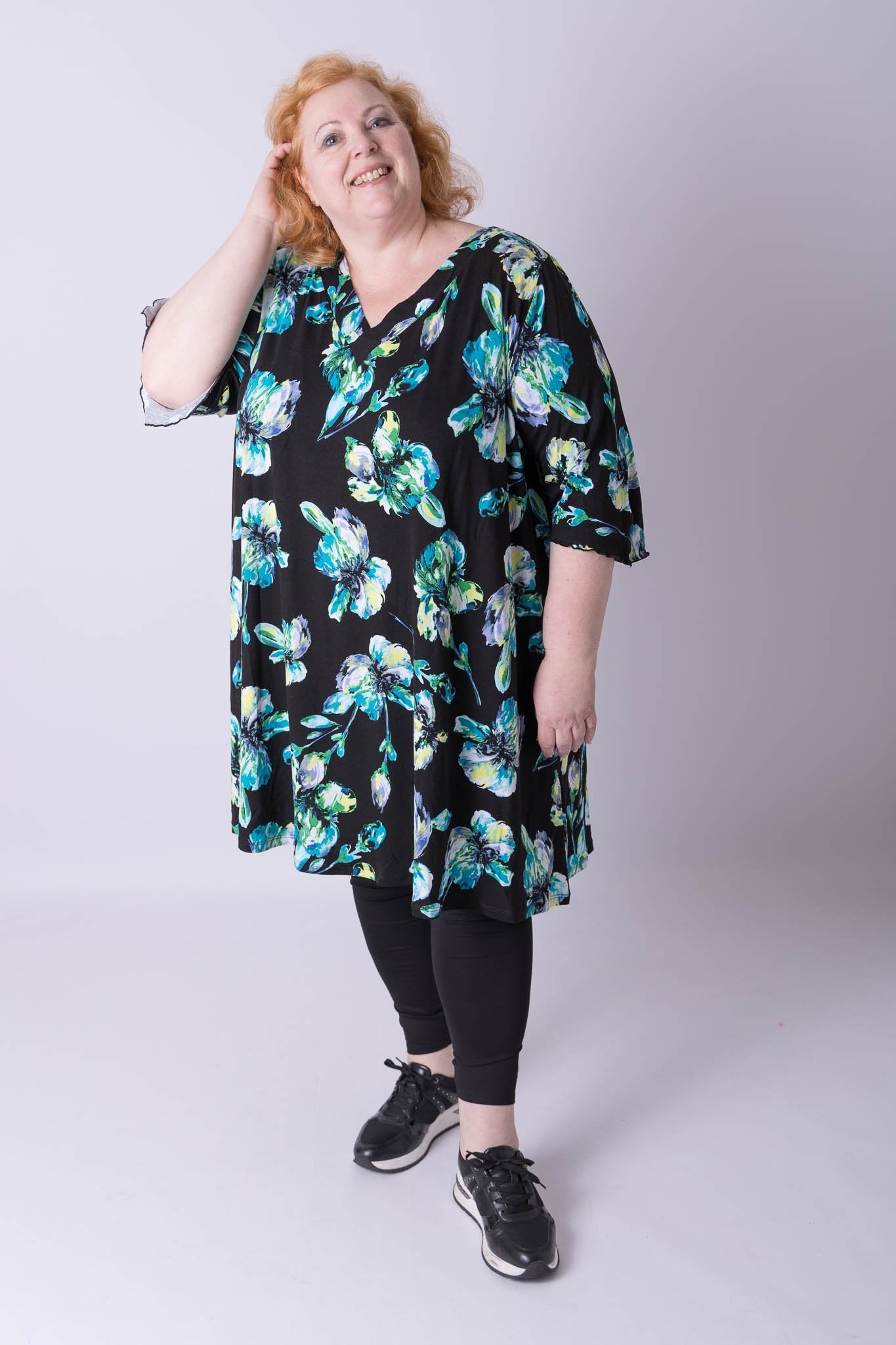 Jurk Linda viscose zwart blauwe bloemen105 cm lang