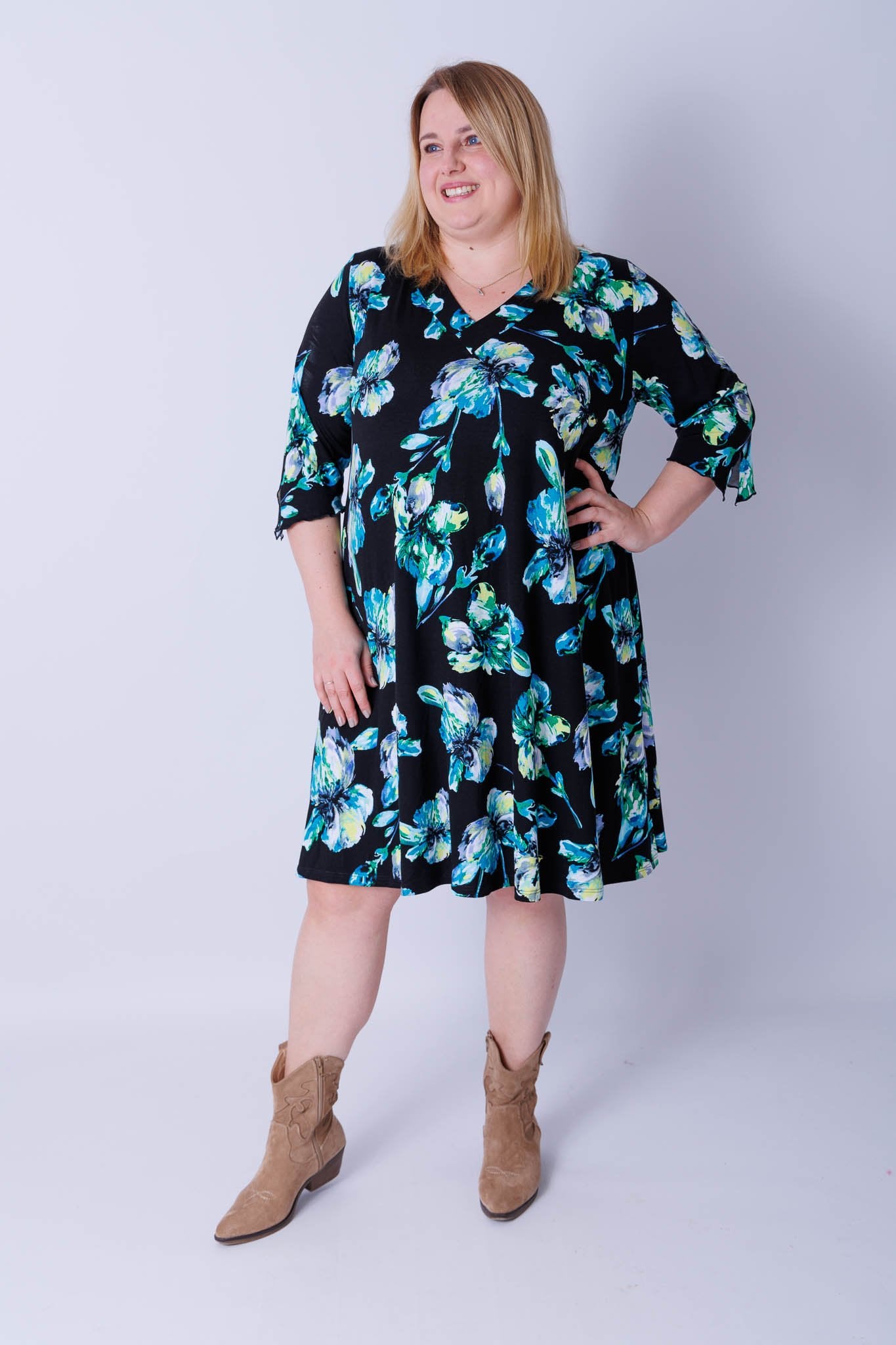 Jurk Linda viscose zwart blauwe bloemen105 cm lang