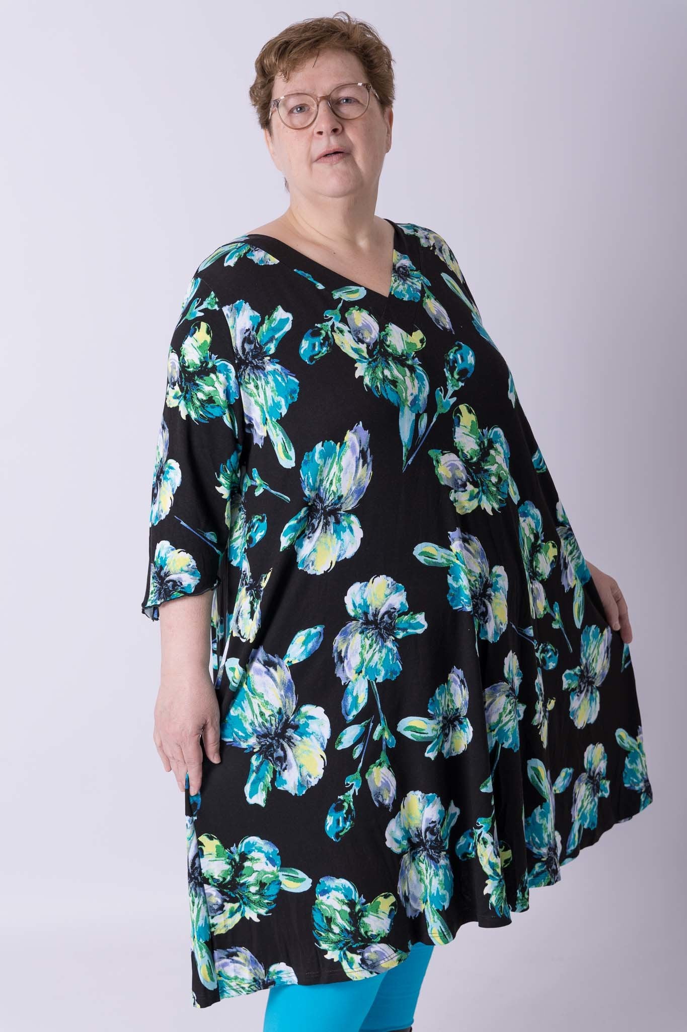 Jurk Linda viscose zwart blauwe bloemen105 cm lang