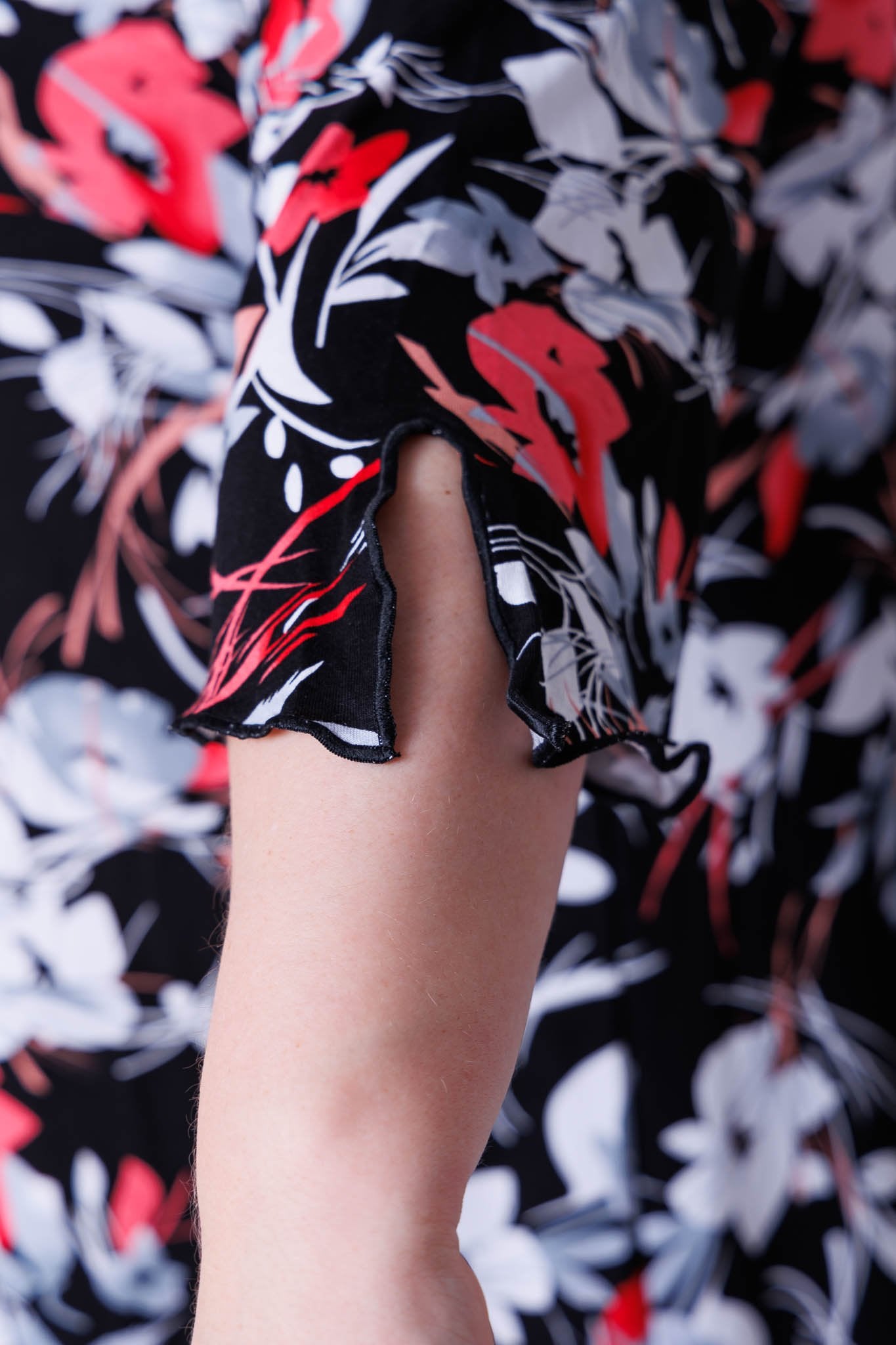 Jurk Linda rode witte bloemen op zwart viscose 105 cm