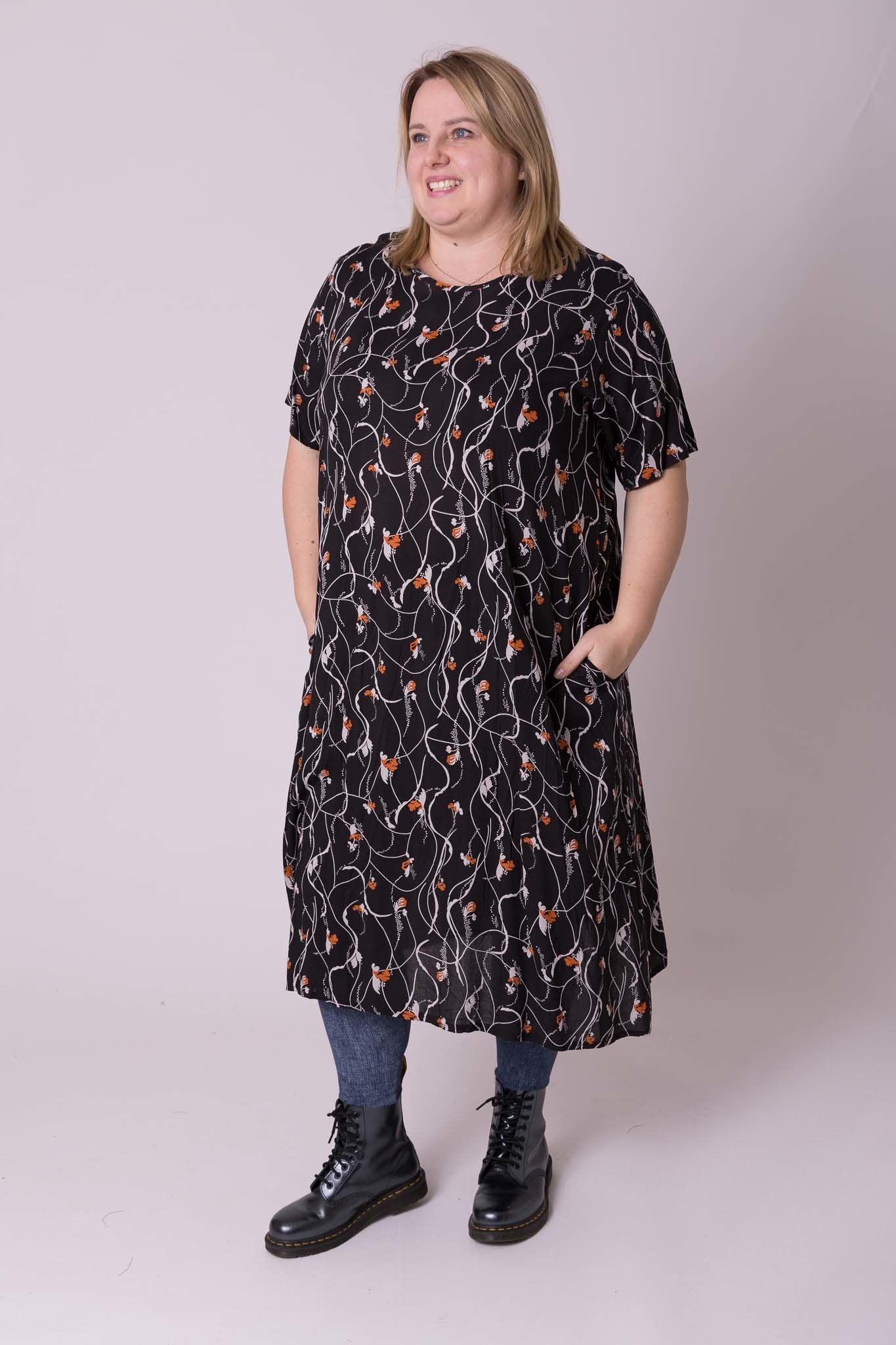 Jurk oranje bloemen met zakken maat 48/52