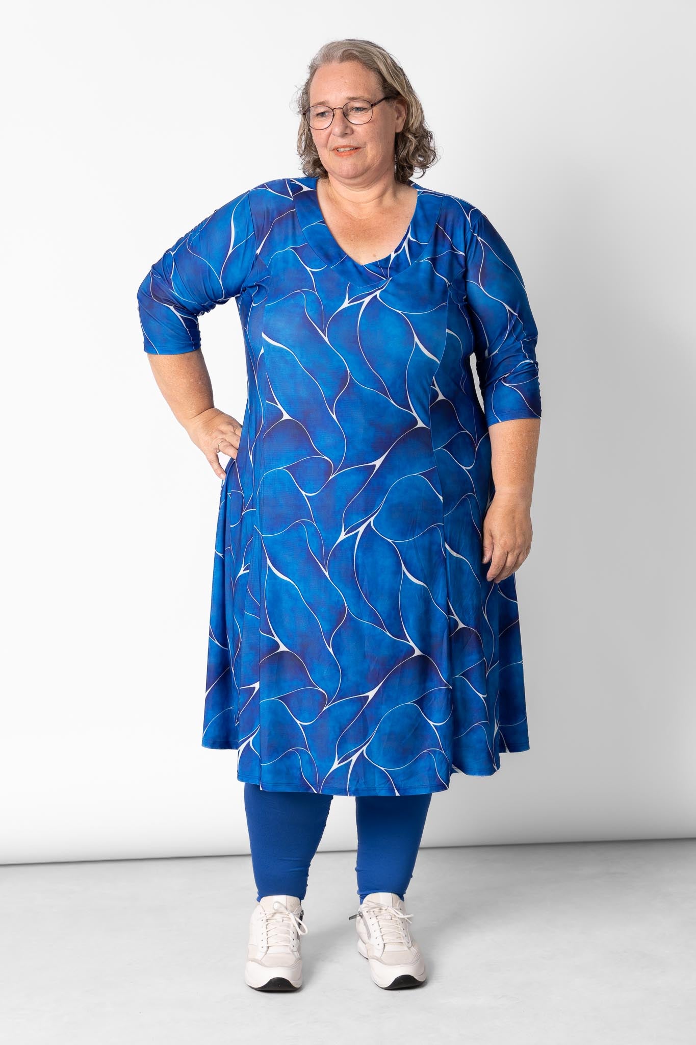 Jurk Bella | Royal Blue Waves | Limited Edition | Grote Maten | Prinsessenlijn | Travelstof | 115cm