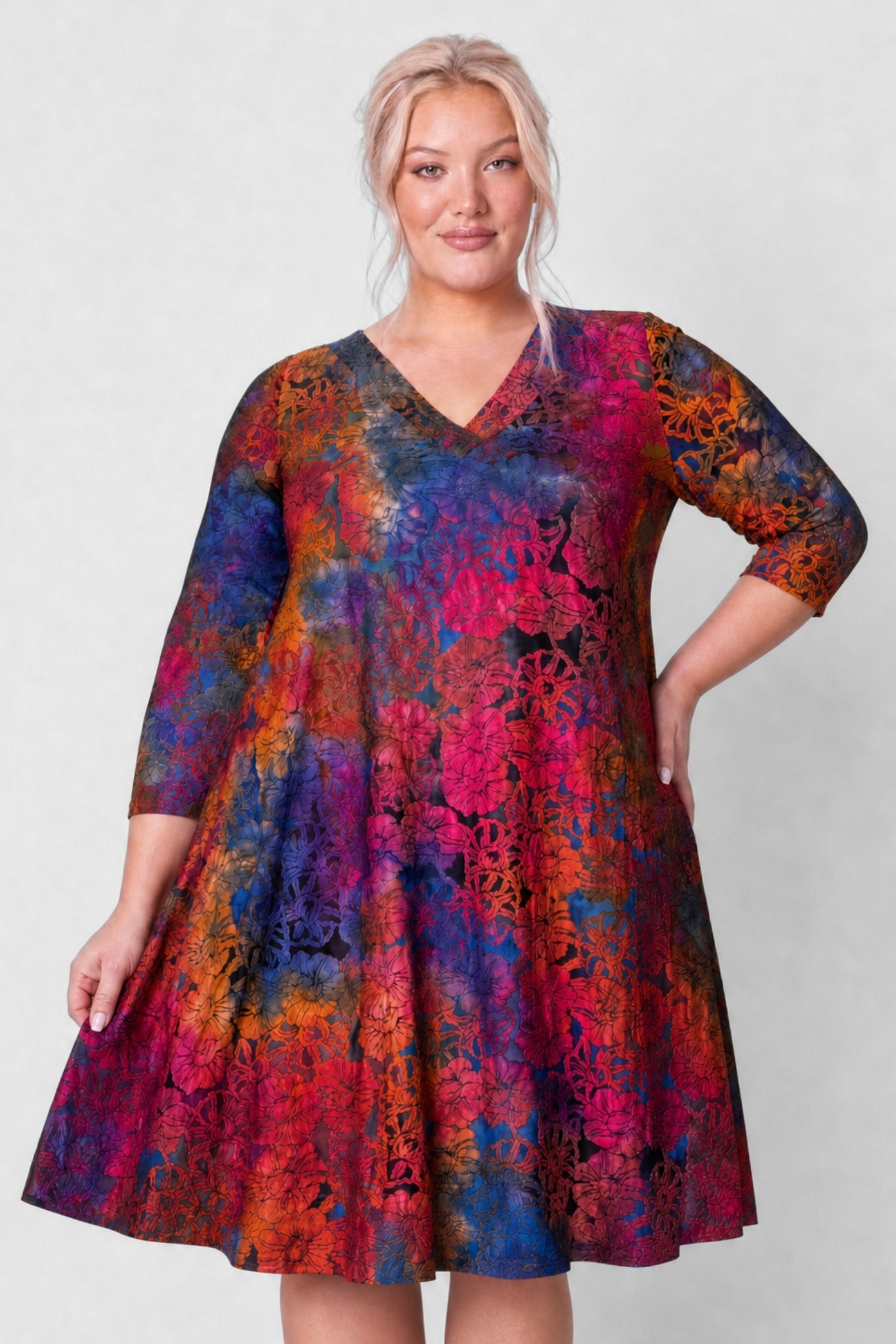 Jurk Ingrid | Ruby Blossom | 3D Stretch | Wijde A-lijn | V-hals | 3/4 mouw | 105 cm