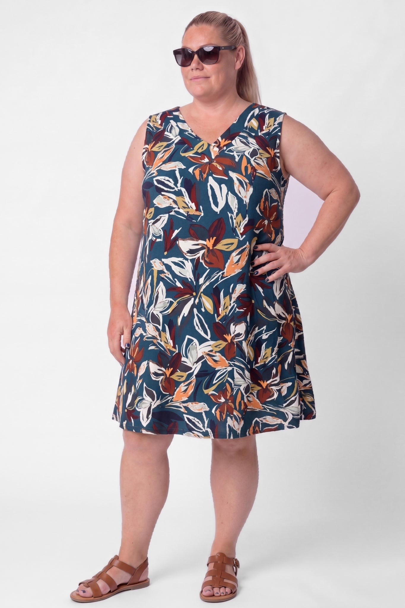 Jurk Ingrid | Mouwloos | Petrol Bloom | Wijde A-lijn | ca. 105 cm | Viscose