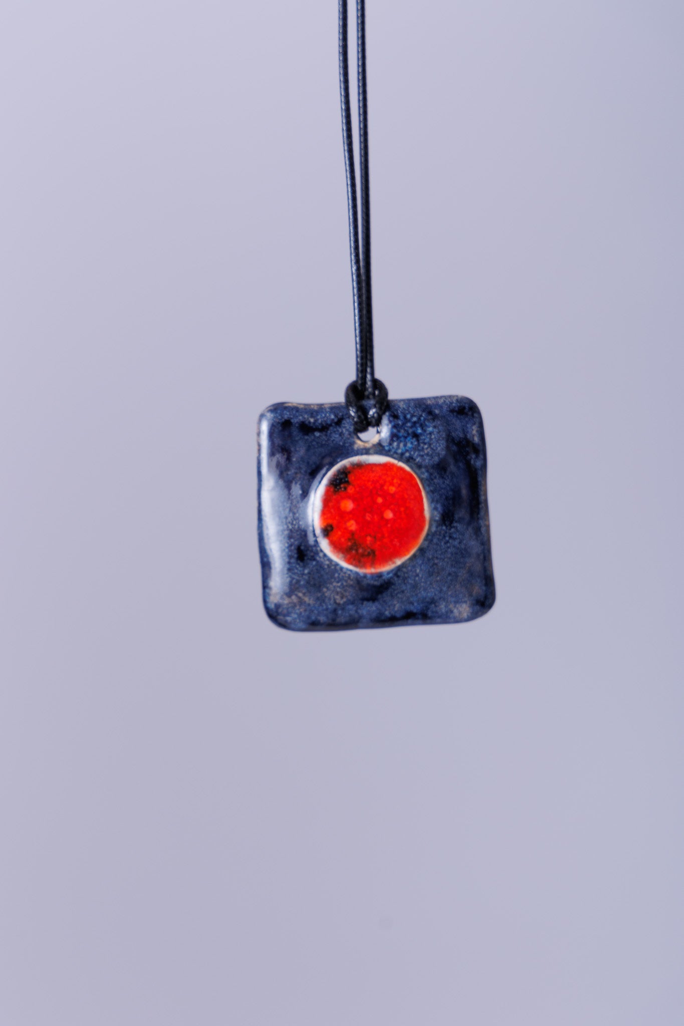 Ketting keramiek vierkant donkerblauw rood