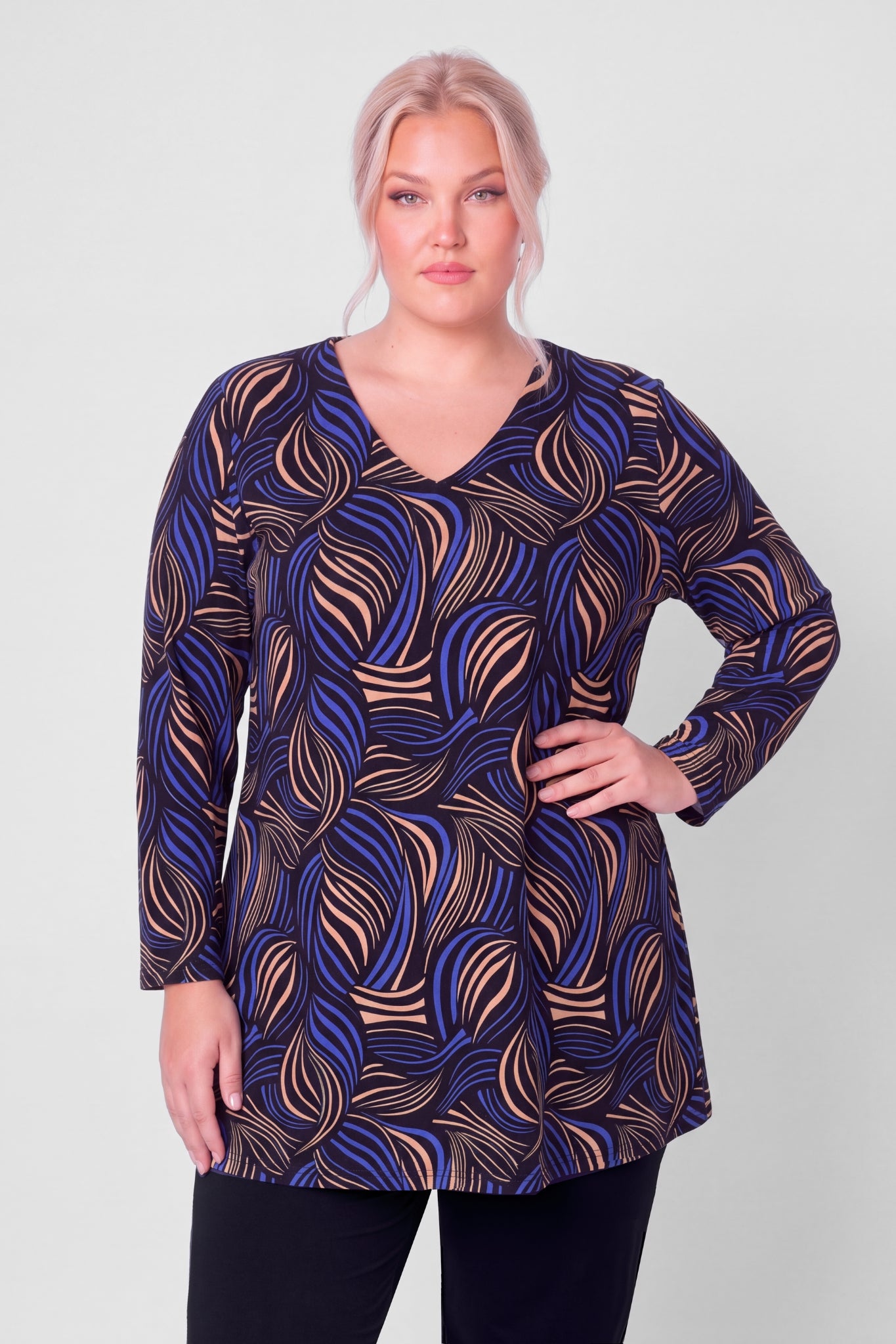 Longshirt Erna | Royal Blue Leaves | met Viscose | A-lijn | V-hals | 90 cm