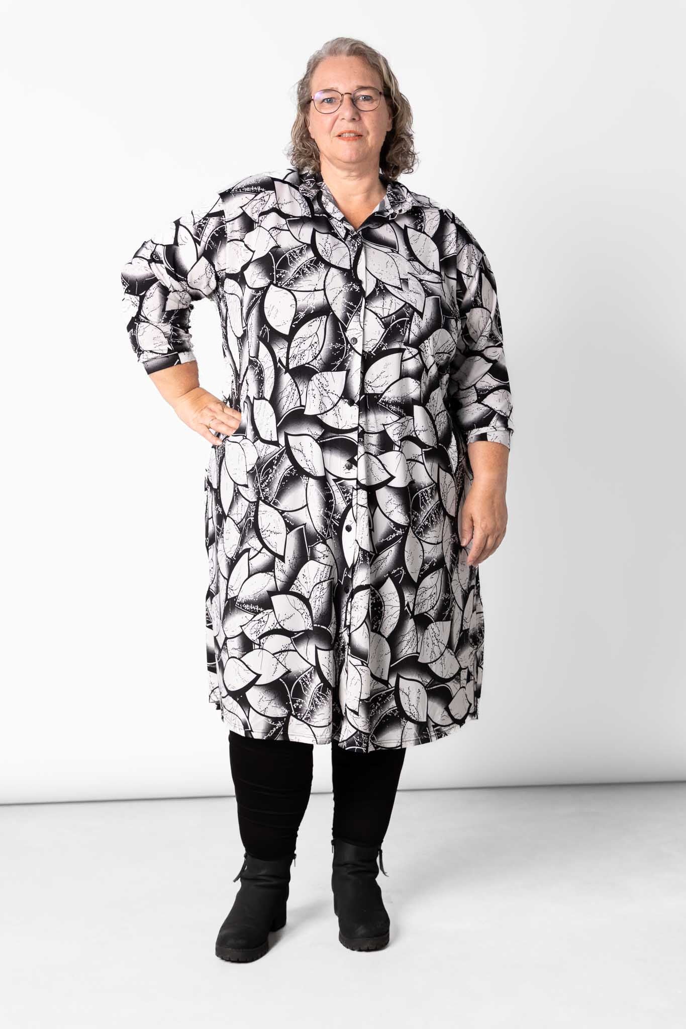 Overhemd jurk Tonny | Black White Leaves | Limited Edition | A-lijn | Lange mouw | Travel stof | 120cm