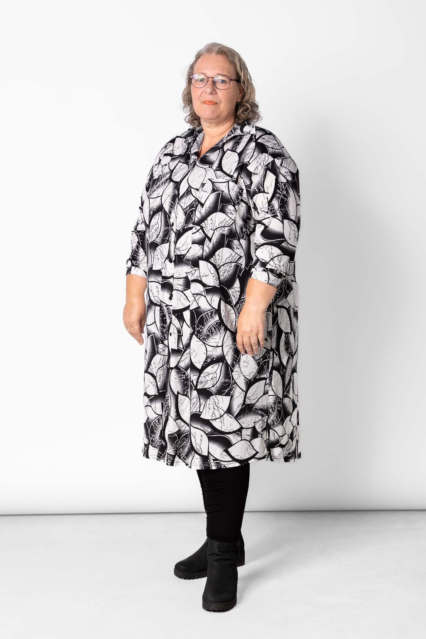 Overhemd jurk Tonny | Black White Leaves | Limited Edition | A-lijn | Lange mouw | Travel stof | 120cm