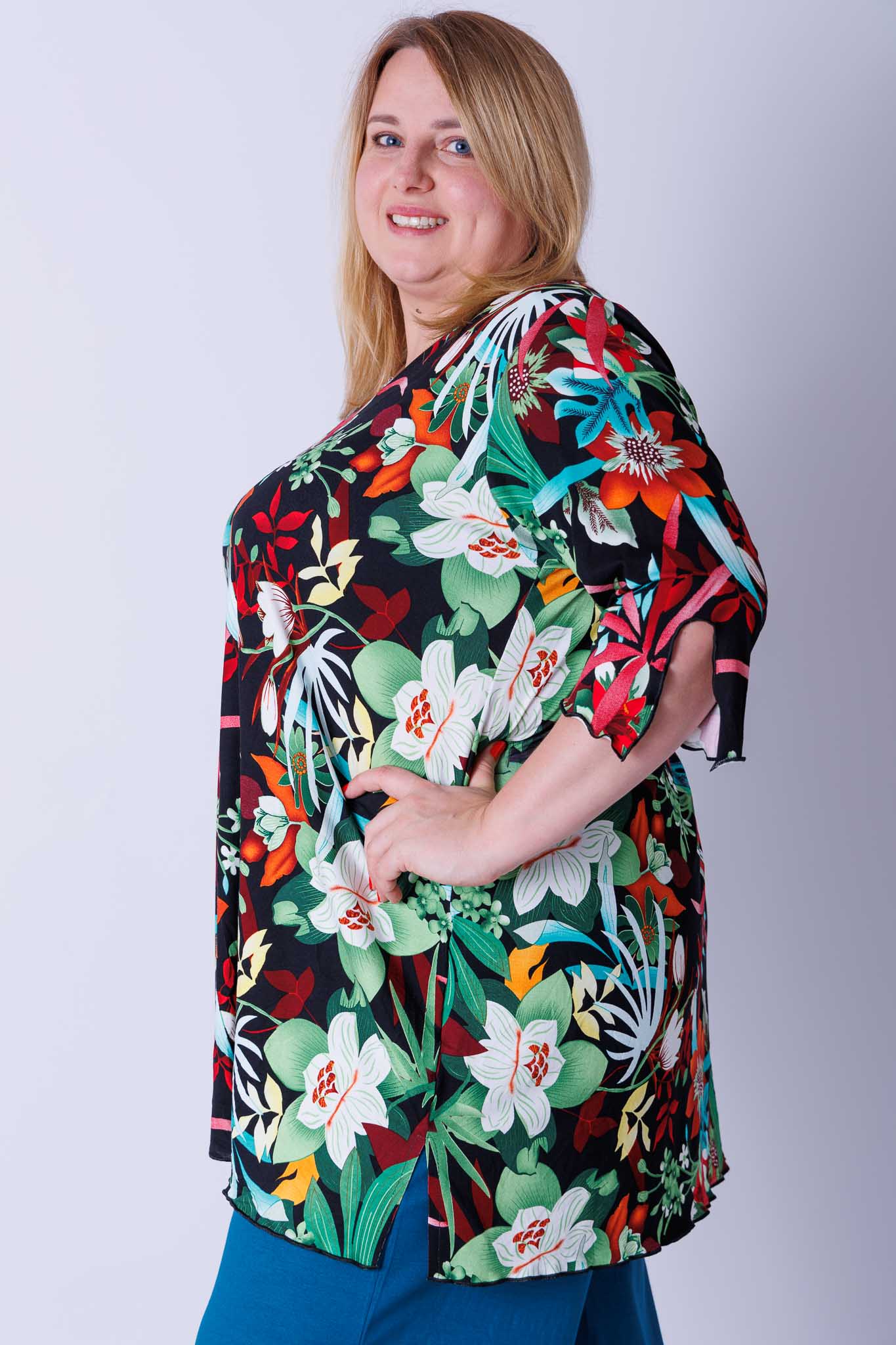 Top Erna driekwart mouwen jungle stijl bloemen 90 cm viscose