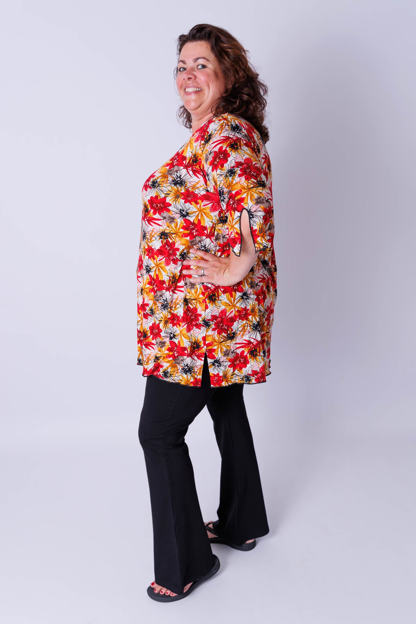 Top Erna rode okergeel bloemen viscose 90 cm maat 58/60