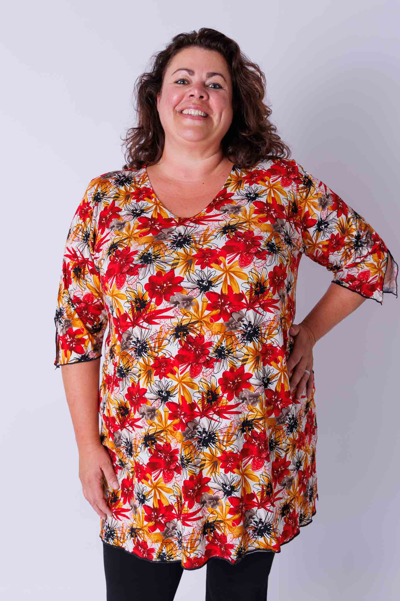 Top Erna rode okergeel bloemen viscose 90 cm maat 58/60