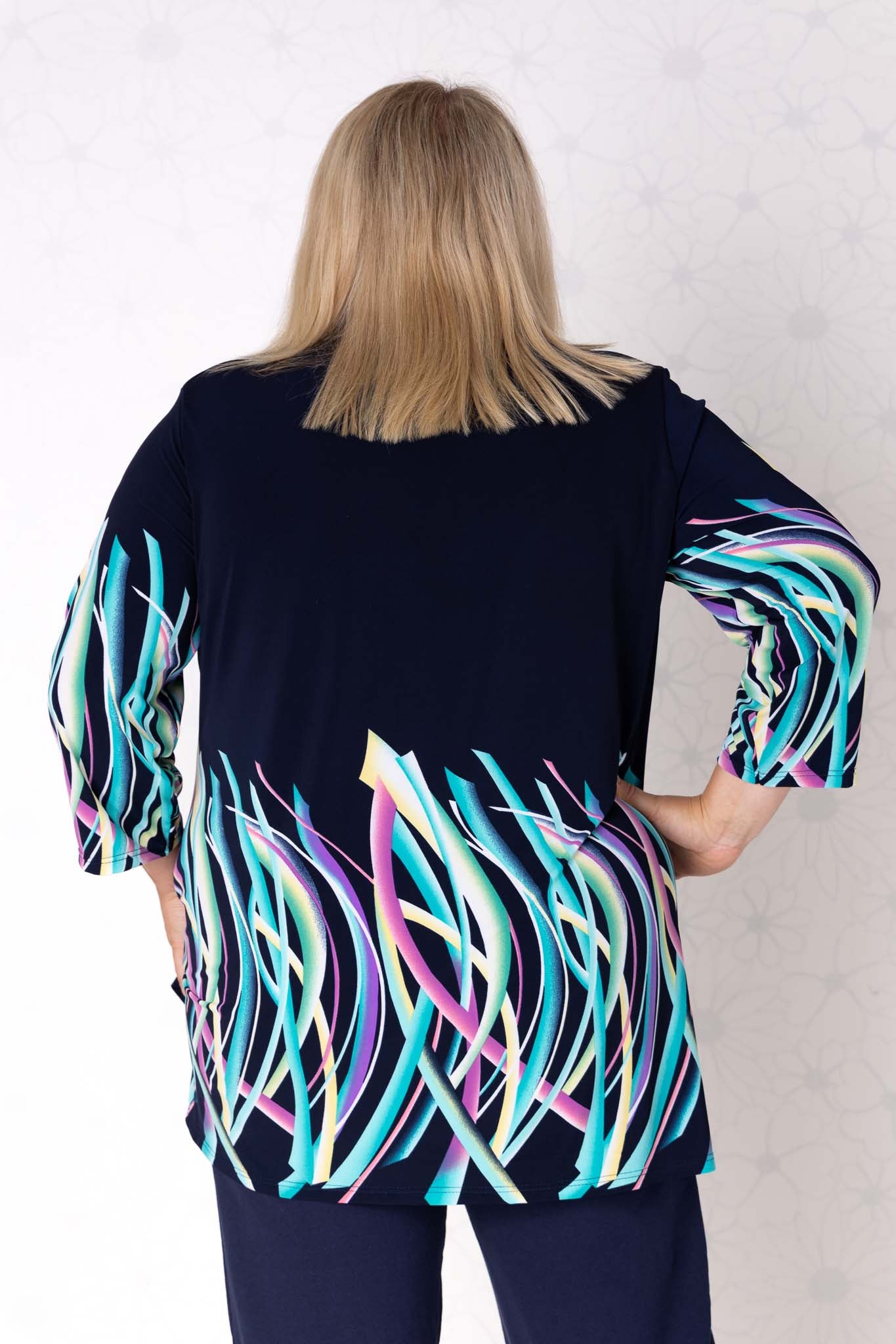 Top Hollandia | Recht | 3/4 mouwen | Travelstof | Regenboog print | 85cm