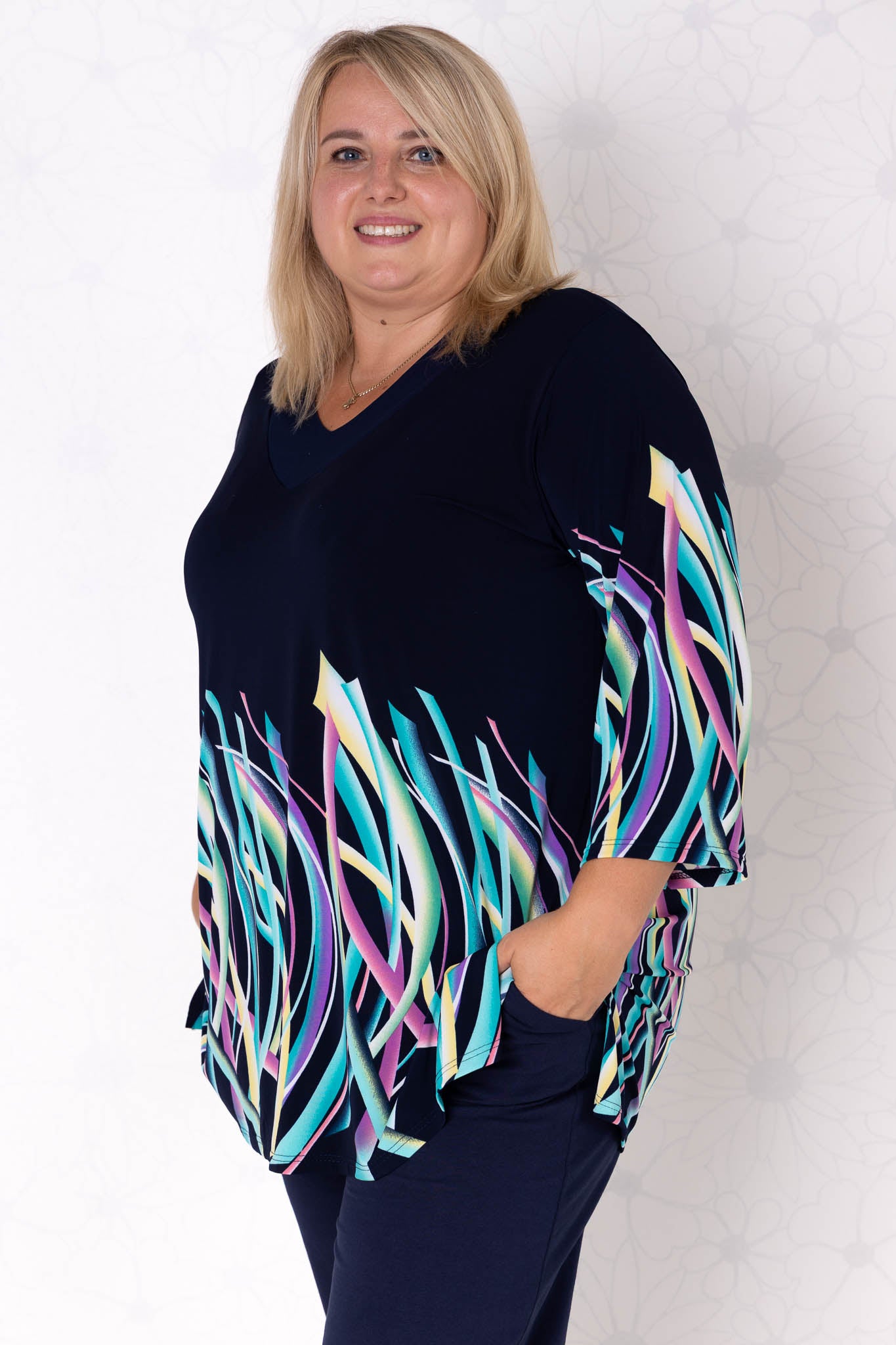Top Hollandia | Recht | 3/4 mouwen | Travelstof | Regenboog print | 85cm